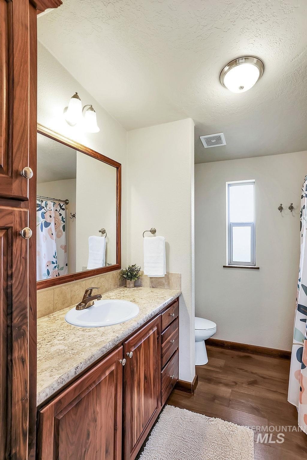 Donnelly, Idaho, 83615, United States, 3 Bedrooms Bedrooms, ,2 BathroomsBathrooms,Residential,For Sale,1982095