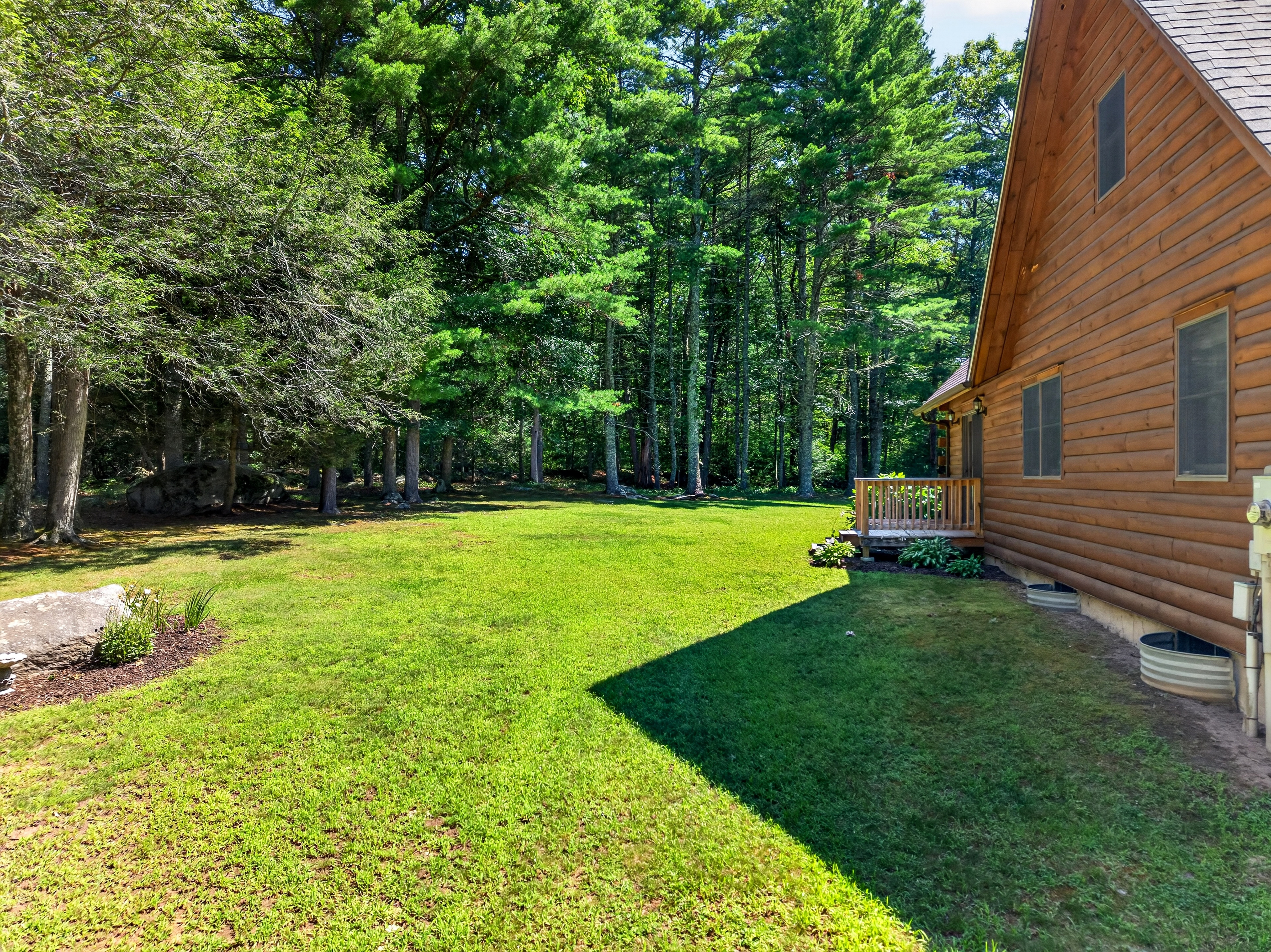  Tucked within four private, tranquil acres, this charming rustic log home offers - 物件實景