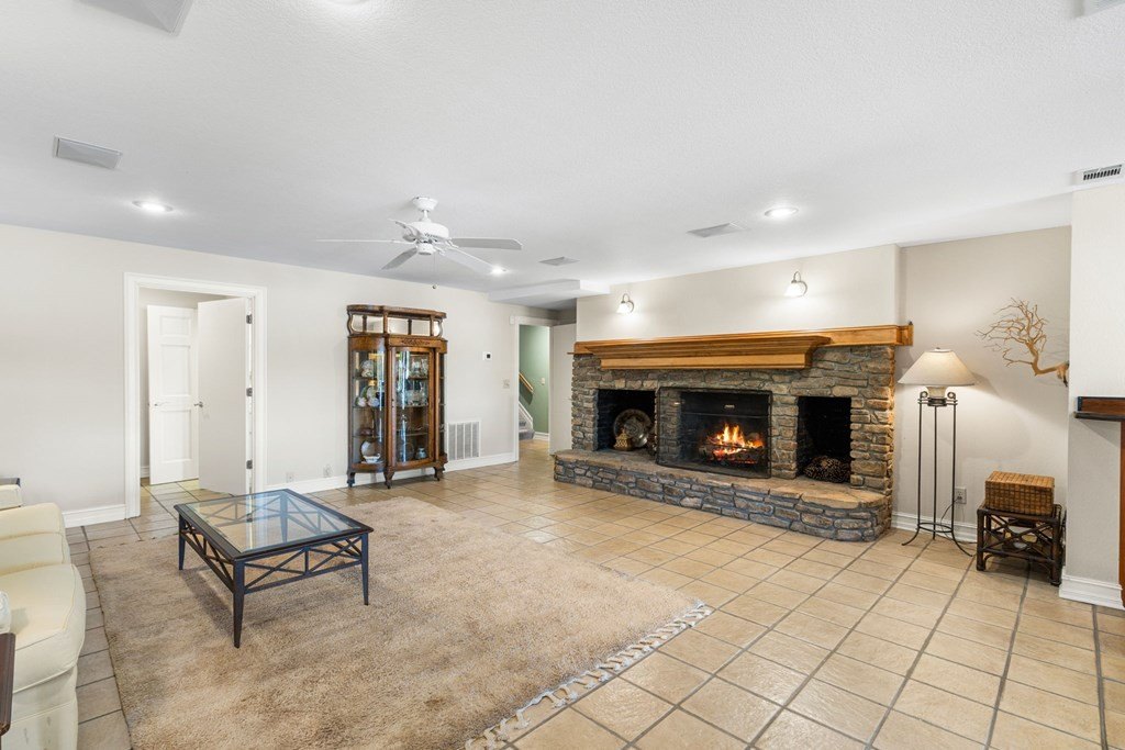 Hiawassee, Georgia, 30546, United States, 3 Bedrooms Bedrooms, ,4 BathroomsBathrooms,Residential,For Sale,1978454