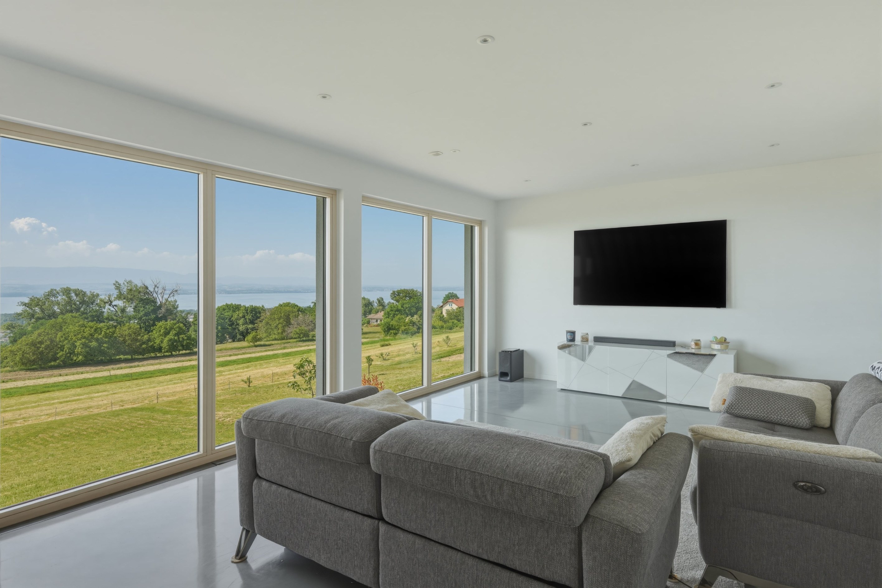  Villa for sale with lake view in Marin. - 物件實景