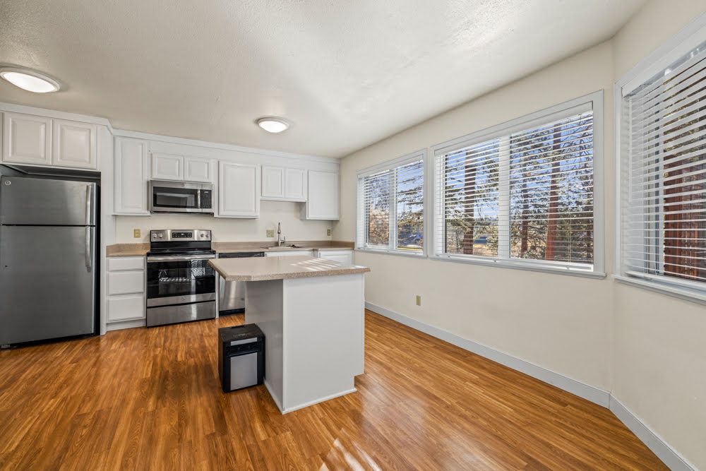 KLAMATH FALLS, Oregon, 97601, United States, 3 Bedrooms Bedrooms, ,4 BathroomsBathrooms,Residential,For Sale,1981715