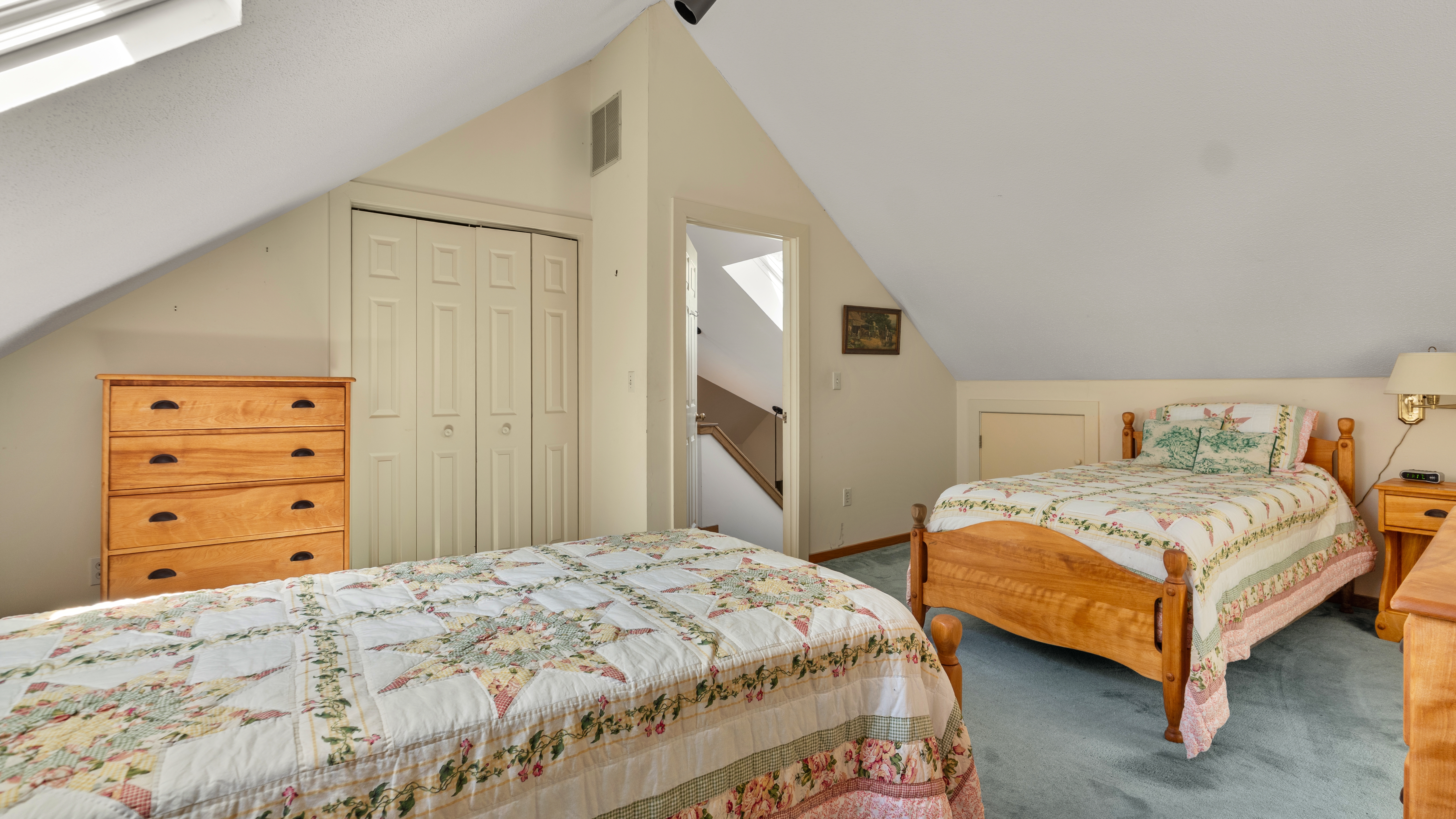  Stunning 2.4-Acre Retreat in Cornwall Estates: Updated & Move-In Ready - 物件實景