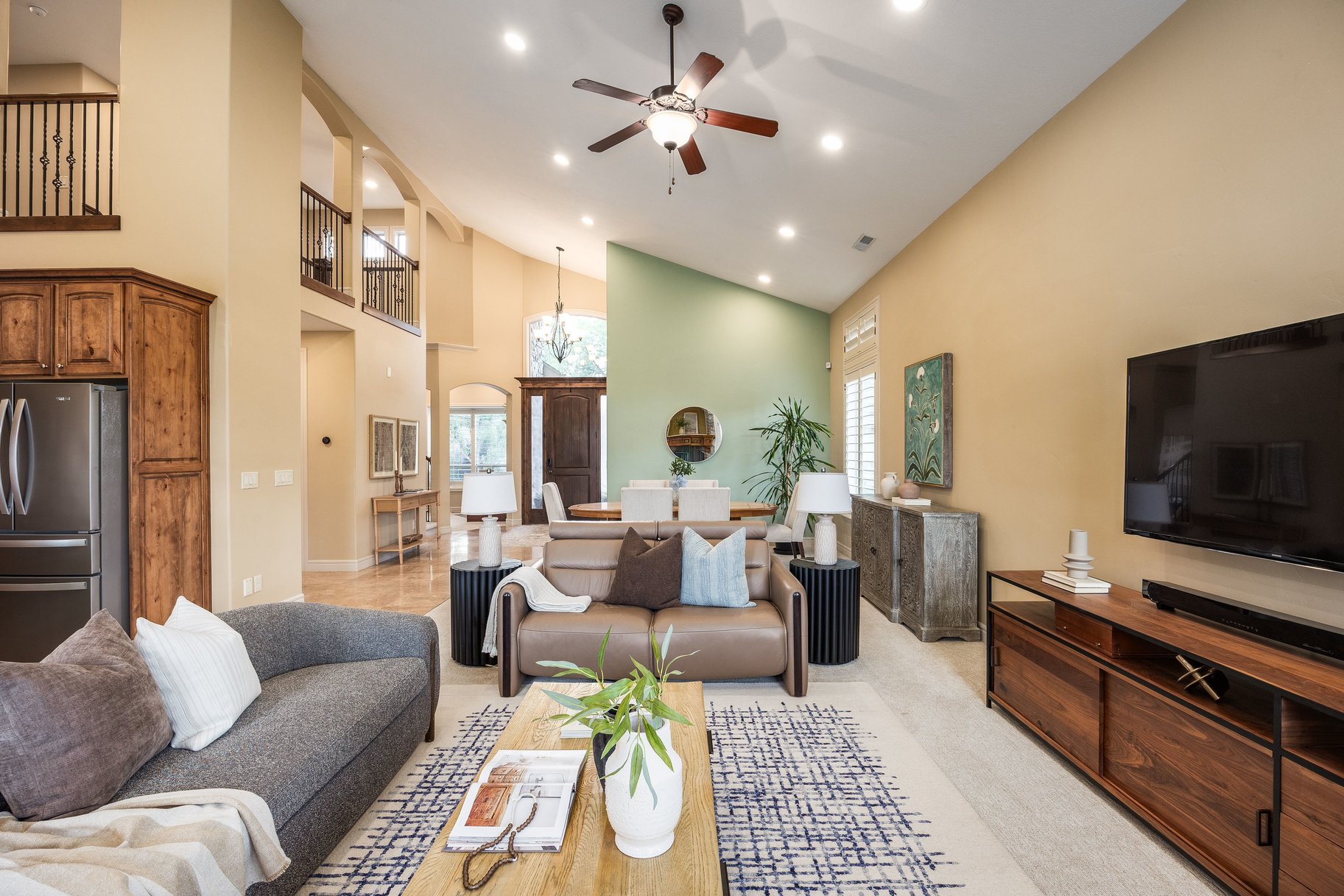  Beautifully Designed Home with a Main-Level Primary & Inviting Outdoor Spaces - 物件實景