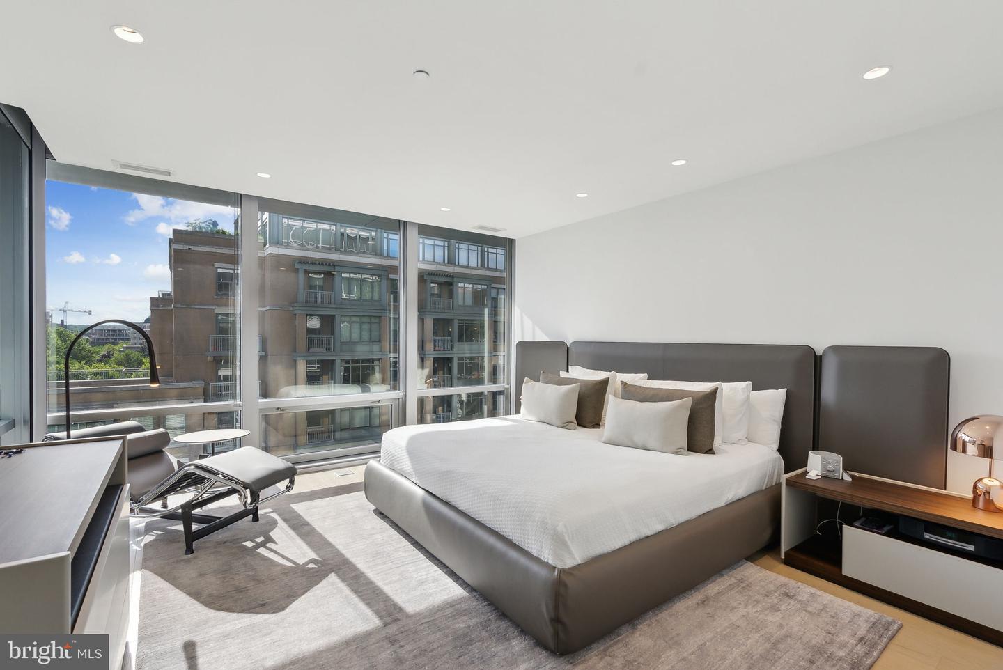 Washington, District of Columbia, 20037, United States, 3 Bedrooms Bedrooms, ,3 BathroomsBathrooms,Residential,For Sale,1961771