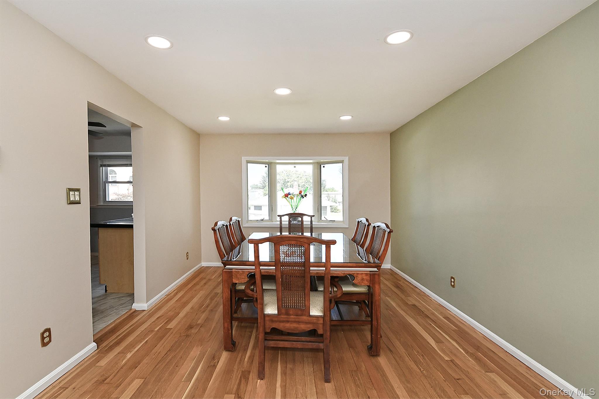 Hicksville, New York, 11801, United States, 3 Bedrooms Bedrooms, ,3 BathroomsBathrooms,Residential,For Sale,1932624