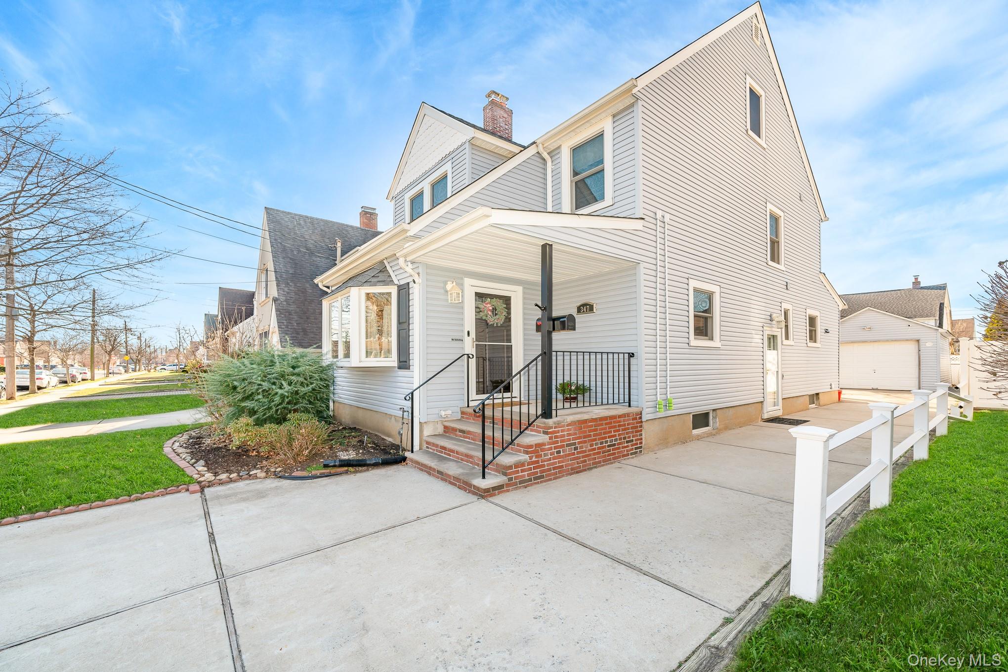 Mineola, New York, 11501, United States, 4 Bedrooms Bedrooms, ,2 BathroomsBathrooms,Residential,For Sale,2005697