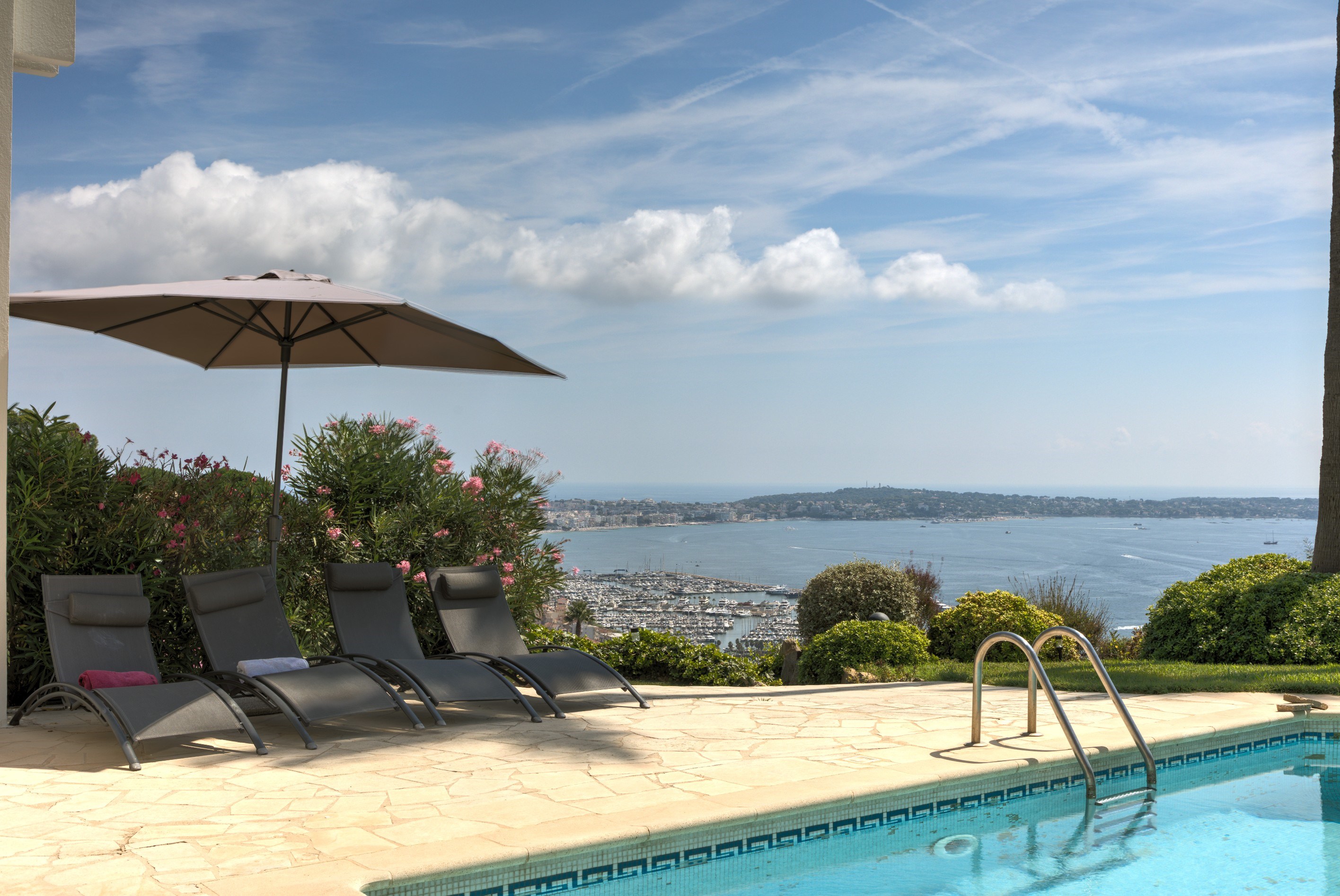  Super Cannes Vallauris, 260 sqm villa with five bedrooms, pool and panoramic se… - 物件實景