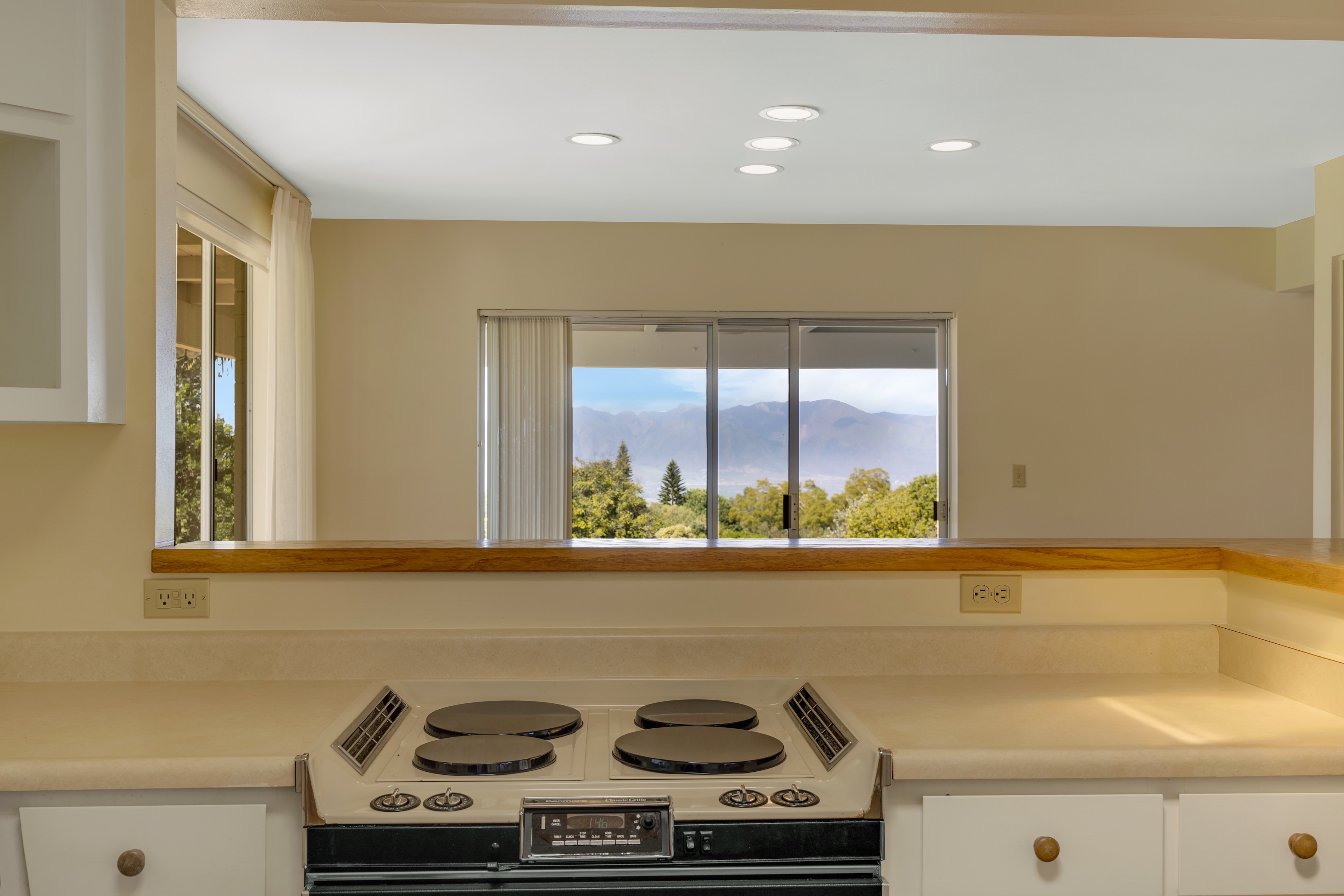  Views stretching  to the West Maui Mountains, ocean, and Haleakala - 物件實景