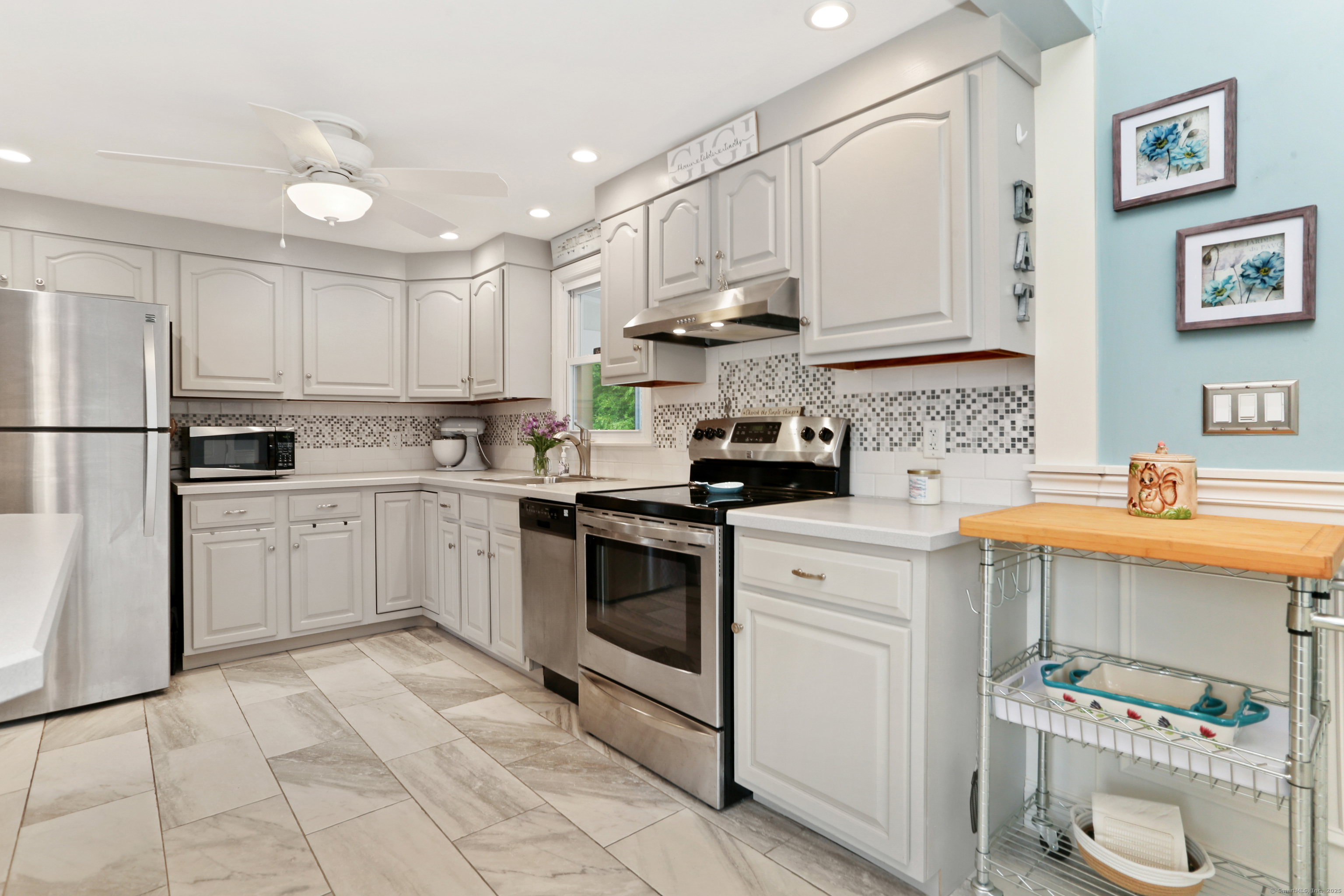 Milford, Connecticut, 06460, United States, 3 Bedrooms Bedrooms, ,2 BathroomsBathrooms,Residential,For Sale,1933050