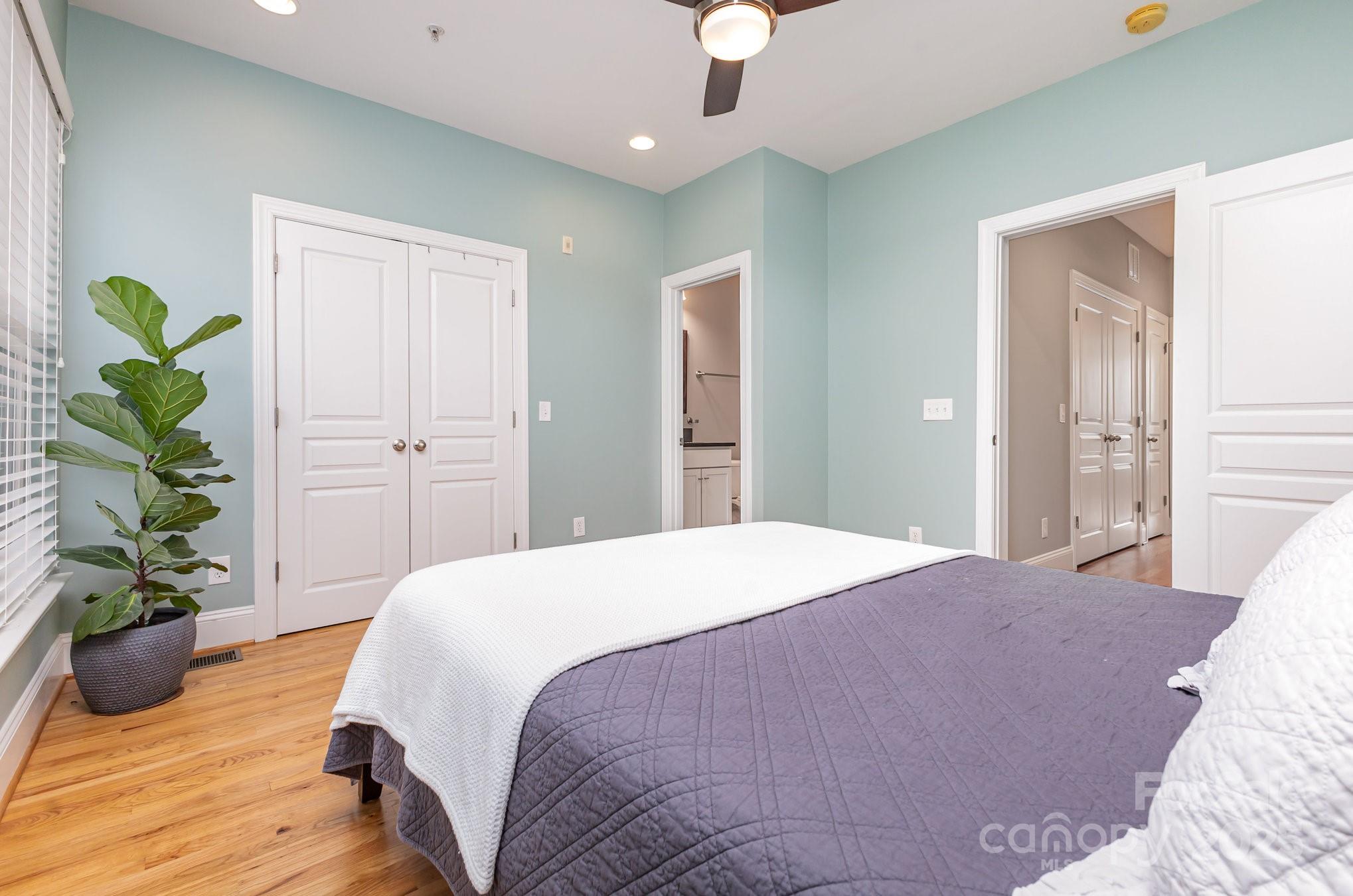 Charlotte, North Carolina, 28207, United States, 2 Bedrooms Bedrooms, ,3 BathroomsBathrooms,Residential,For Sale,1997449