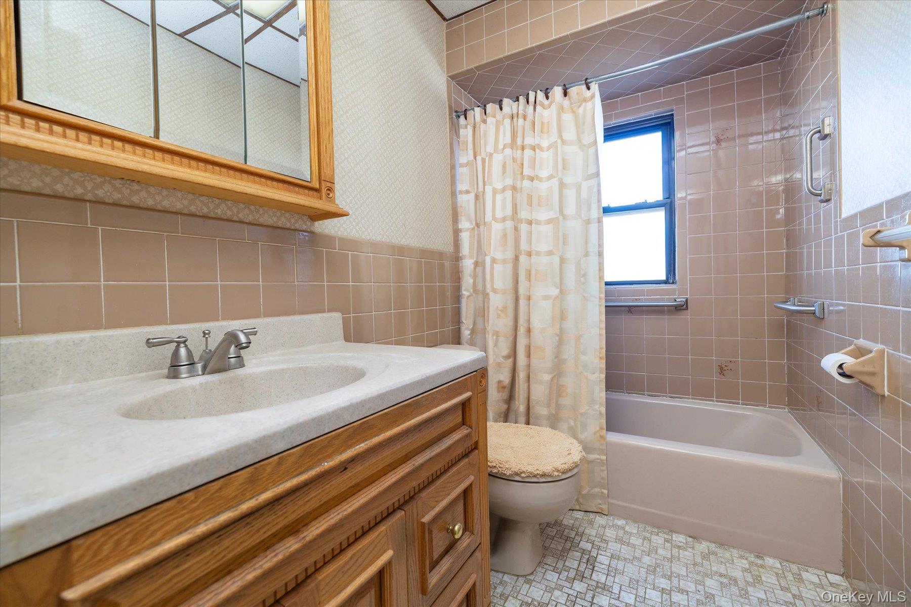 Maspeth, New York, 11378, United States, 3 Bedrooms Bedrooms, ,1 BathroomBathrooms,Residential,For Sale,2002162