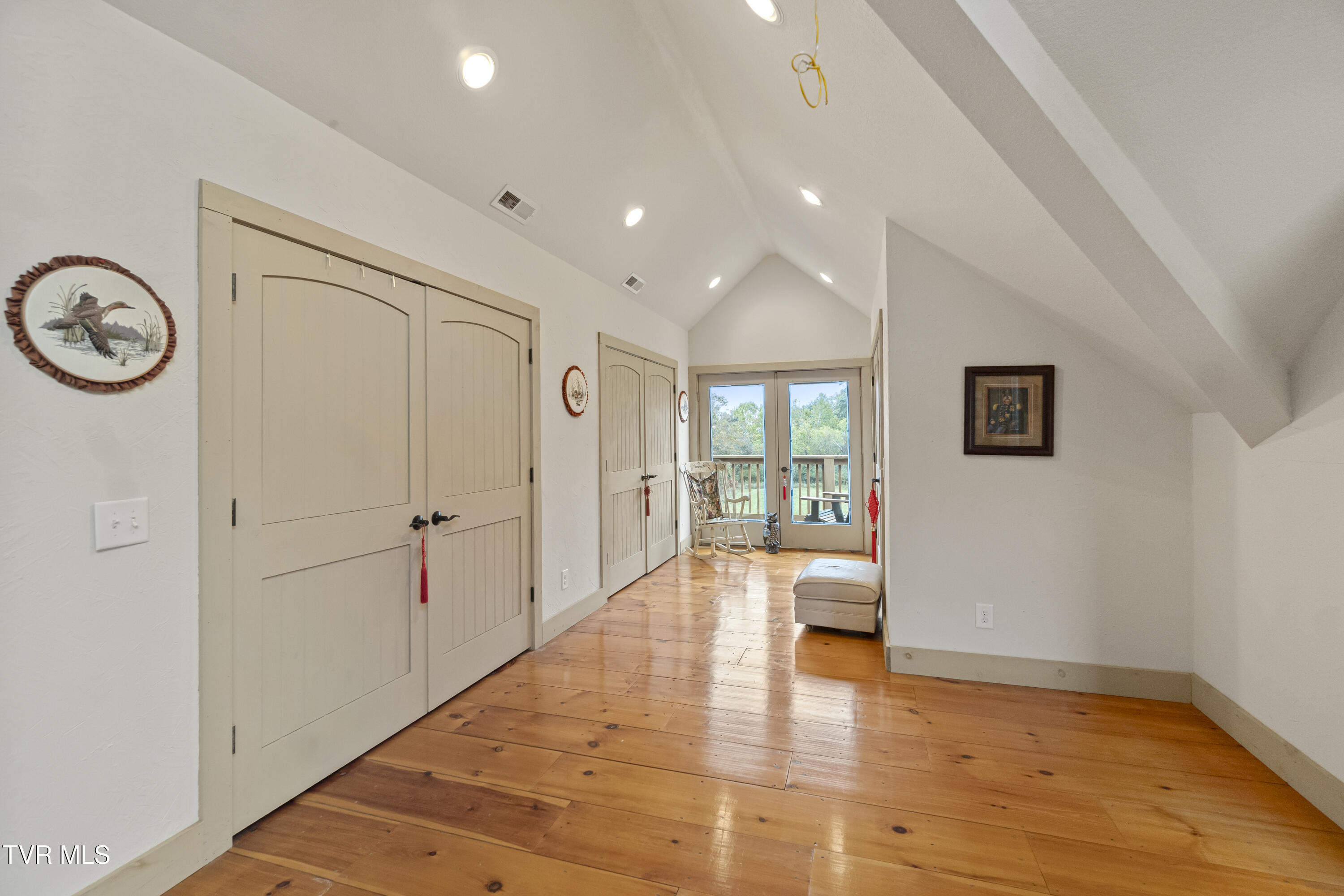 Greeneville, Tennessee, 37745, United States, 5 Bedrooms Bedrooms, ,4 BathroomsBathrooms,Residential,For Sale,1981962