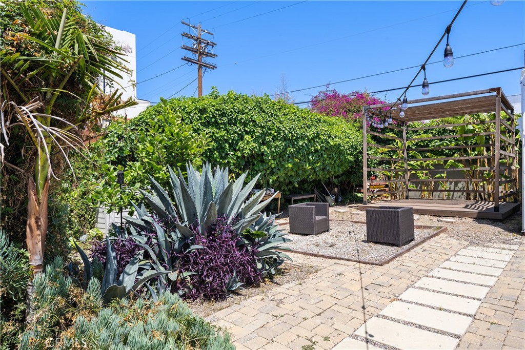 Los Angeles, California, 90034, United States, 3 Bedrooms Bedrooms, ,2 BathroomsBathrooms,Residential,For Sale,1866945