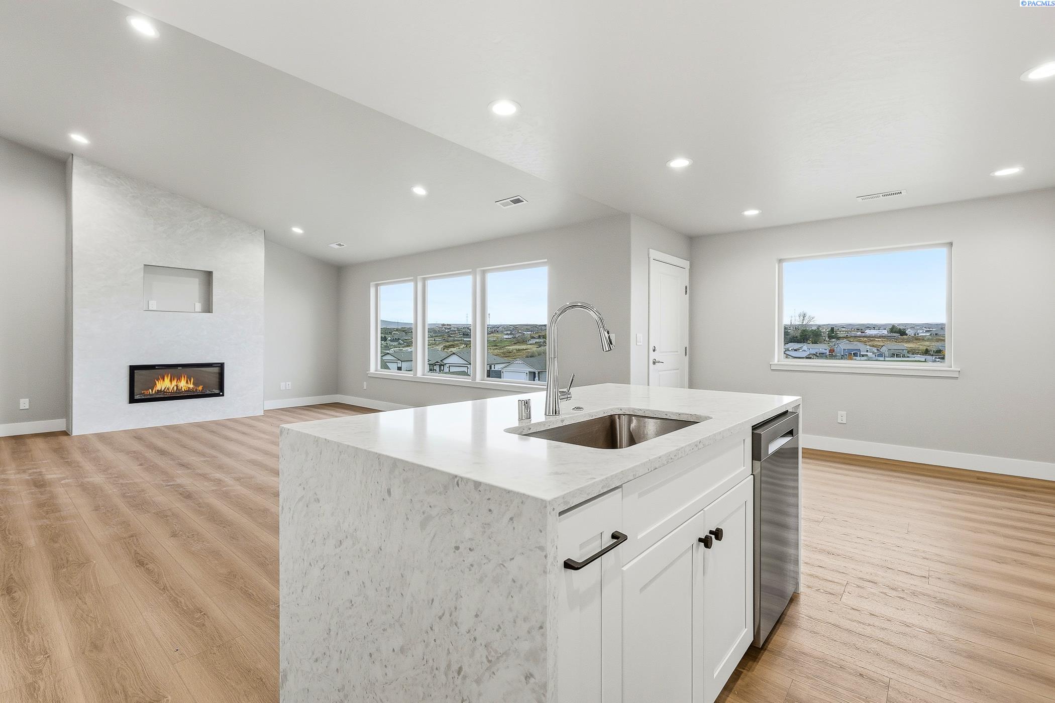 Kennewick, Washington, 99338, United States, 4 Bedrooms Bedrooms, ,1 BathroomBathrooms,Residential,For Sale,1996231