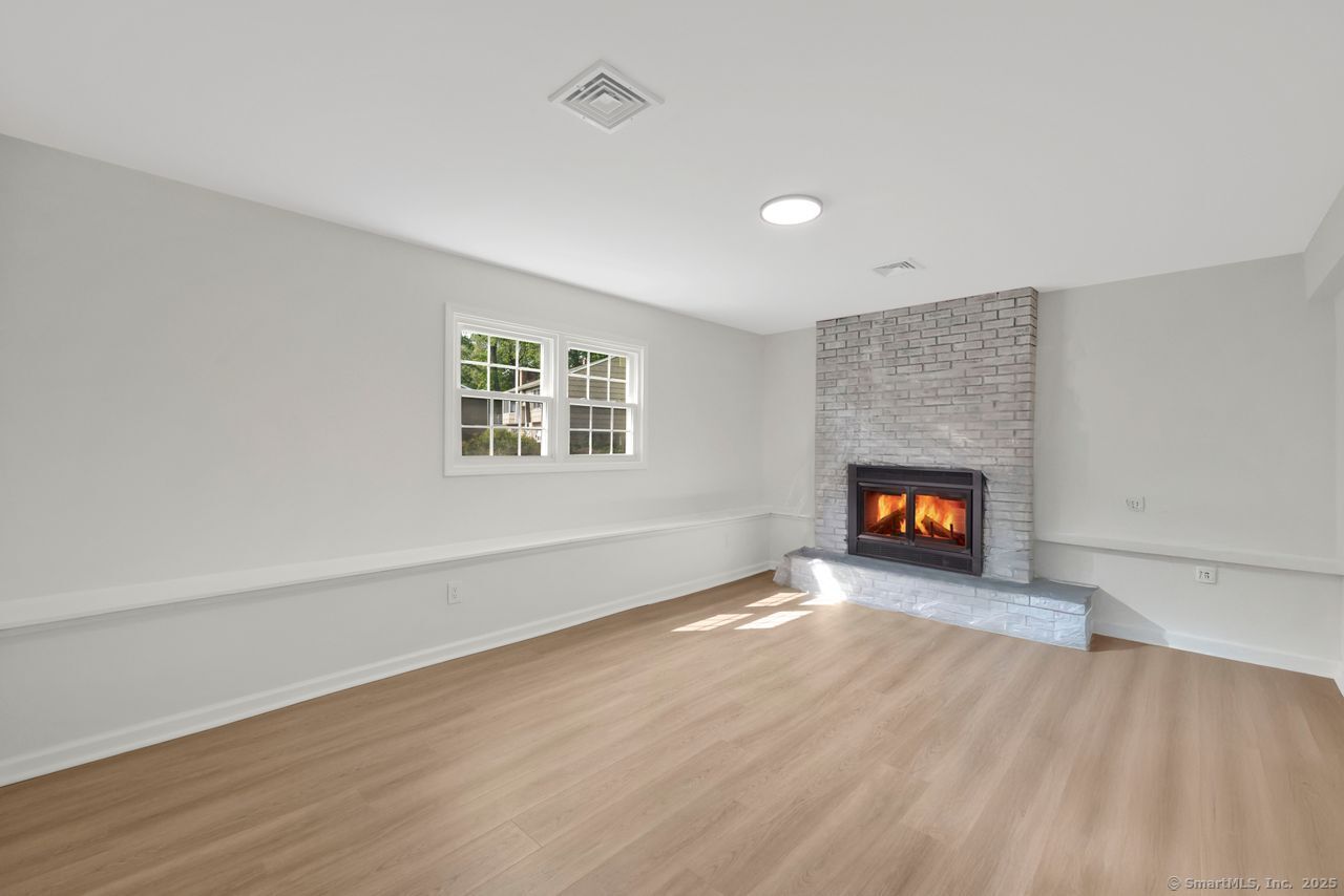 Milford, Connecticut, 06460, United States, 4 Bedrooms Bedrooms, ,3 BathroomsBathrooms,Residential,For Sale,1906885