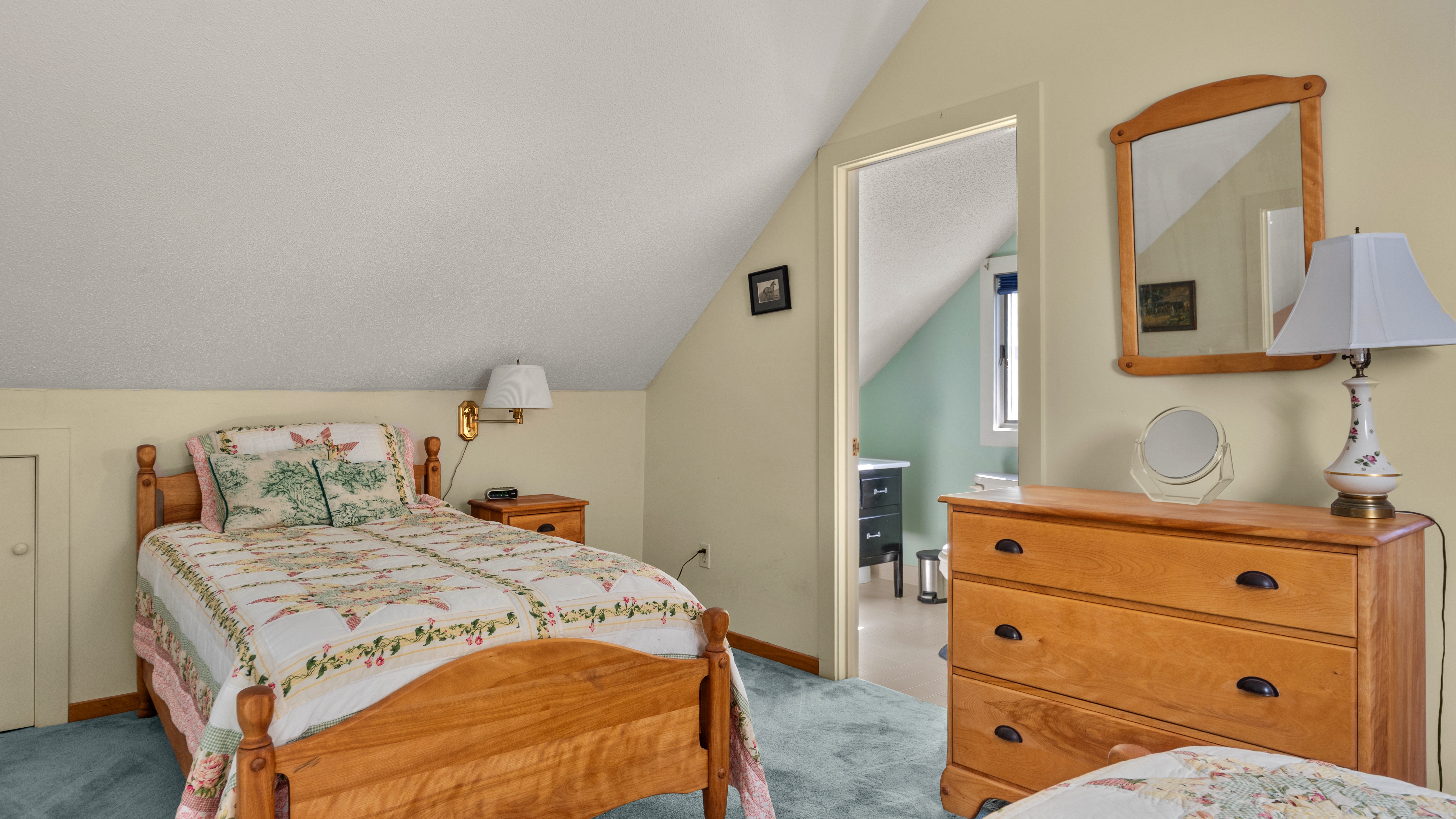  Stunning 2.4-Acre Retreat in Cornwall Estates: Updated & Move-In Ready - 物件實景