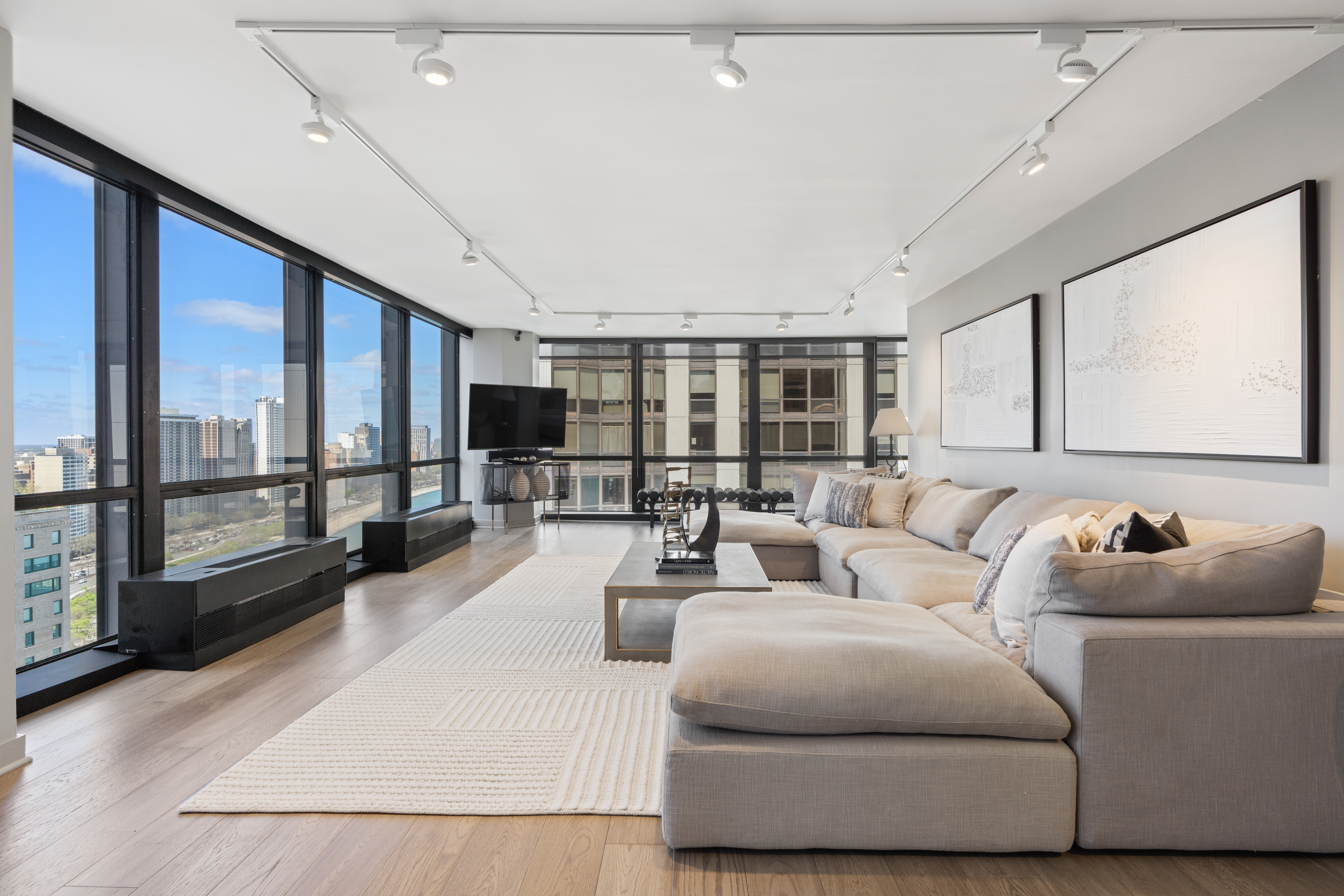  Perched High Above Lake Shore Drive - 物件實景