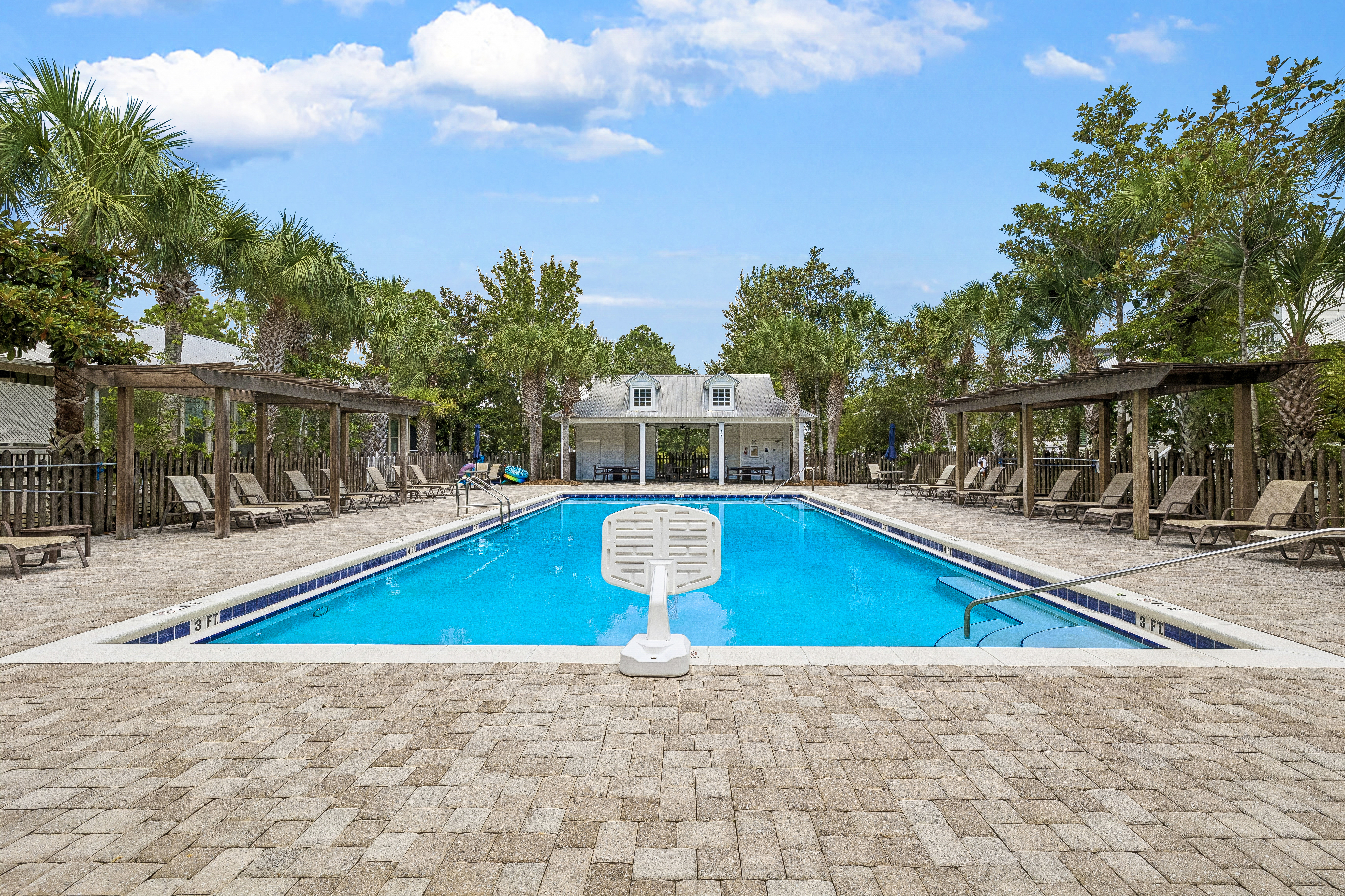  Spacious Newer-Build Home With Wraparound Porch On Gated Community Corner Lot - 物件實景