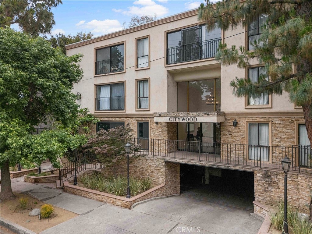 Sherman Oaks, California, 91411, United States, 2 Bedrooms Bedrooms, ,2 BathroomsBathrooms,Residential,For Sale,1847067