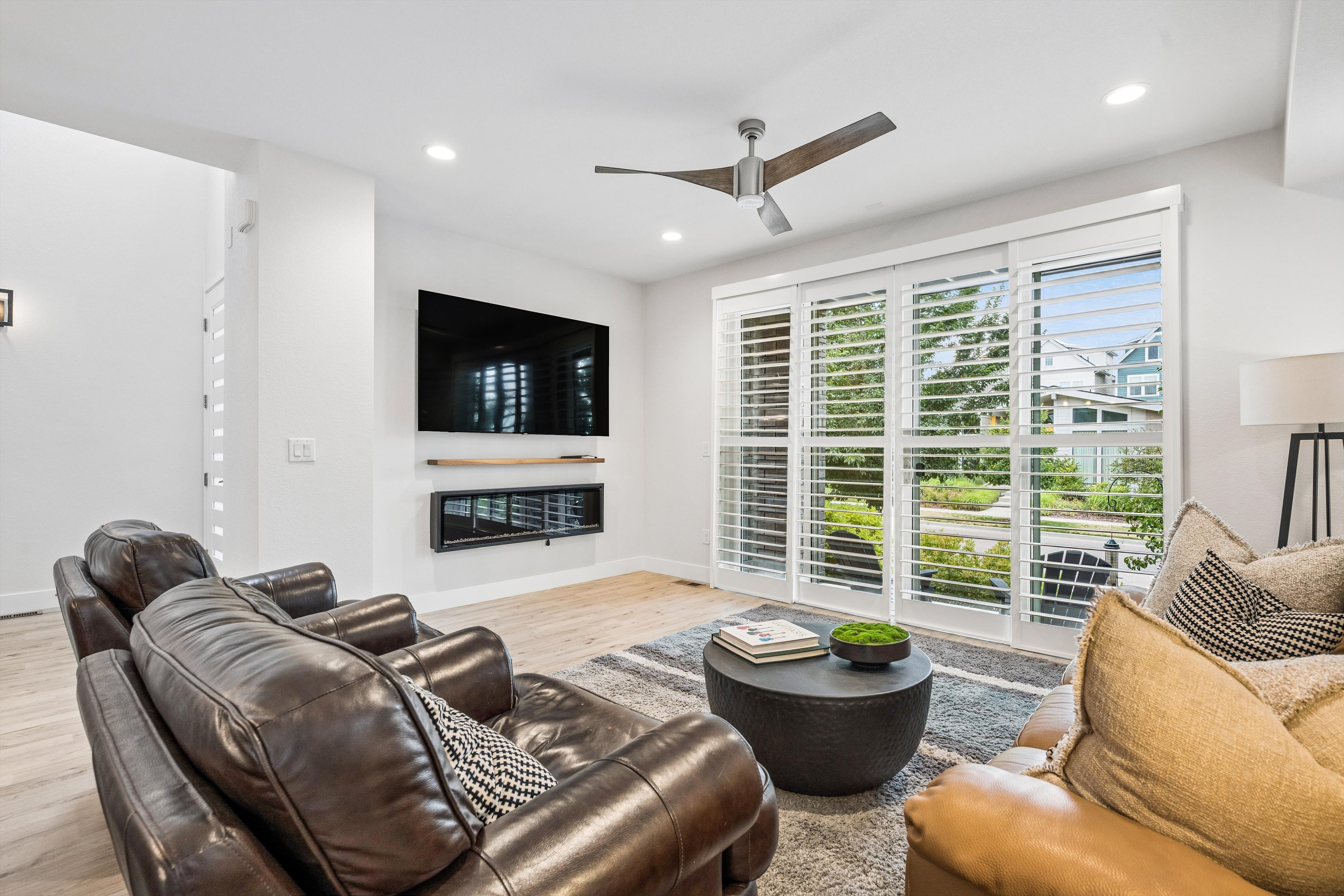  Thoughtfully designed and exceptionally maintained, this light-filled home offer - 物件實景