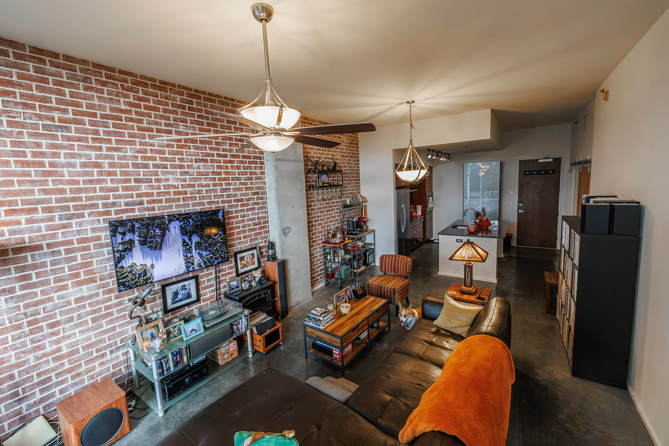  Soaring Ceilings, Industrial Design and an Ideal Intown Location - 物件實景
