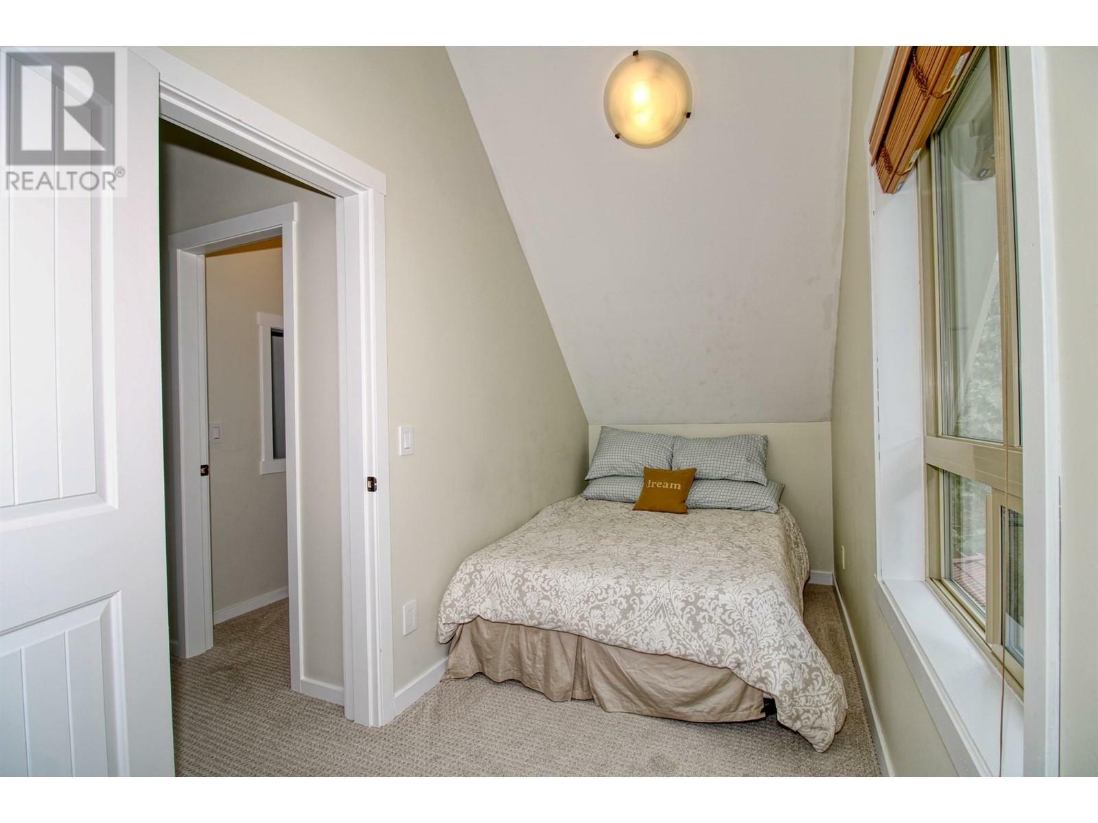 KELOWNA, British Columbia, V1Z 3R8, CA, 3 Bedrooms Bedrooms, ,3 BathroomsBathrooms,Residential,For Sale,1839050
