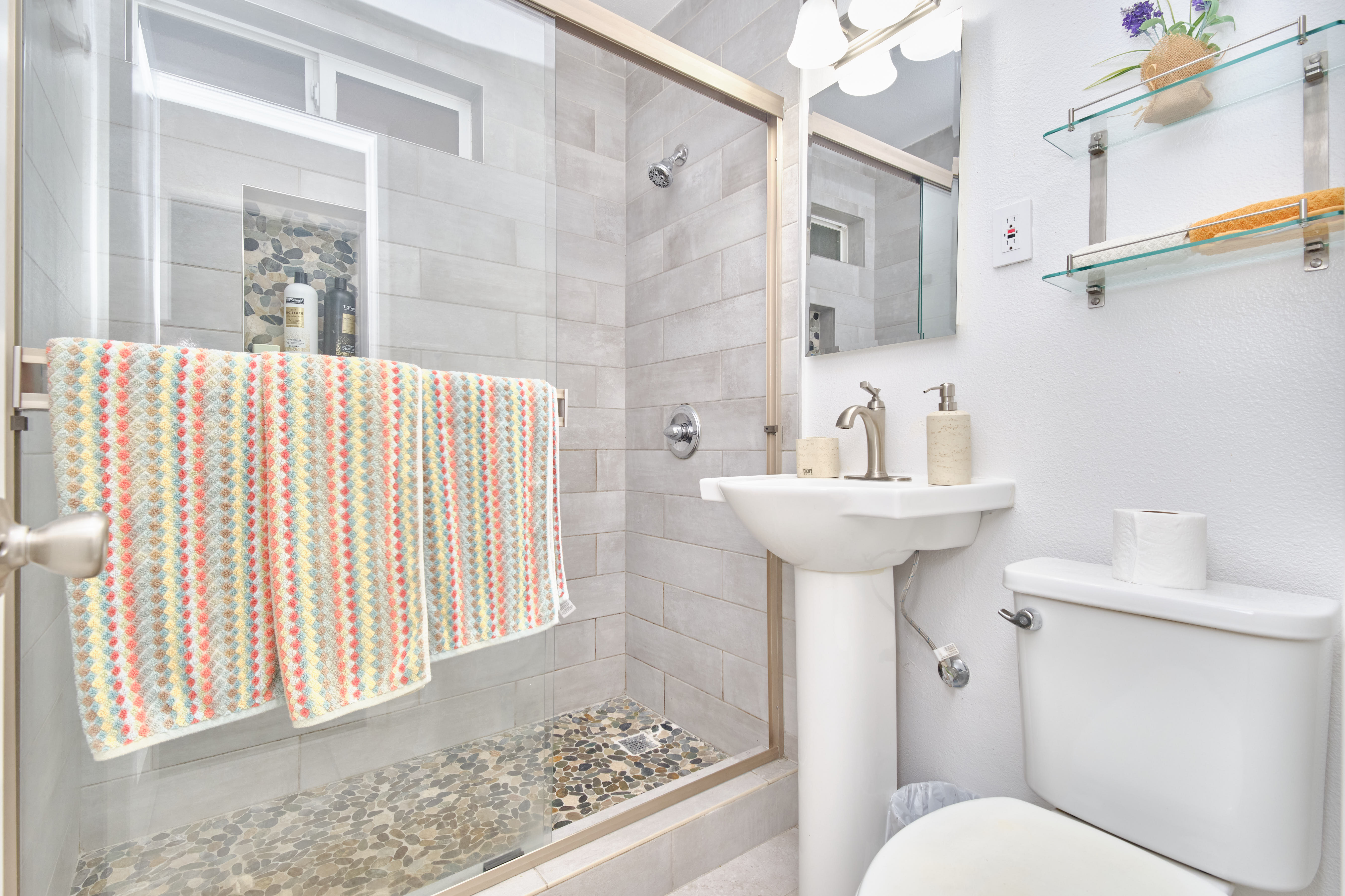 Ontario, California, 91762, United States, 2 Bedrooms Bedrooms, ,1 BathroomBathrooms,Residential,For Sale,1983676