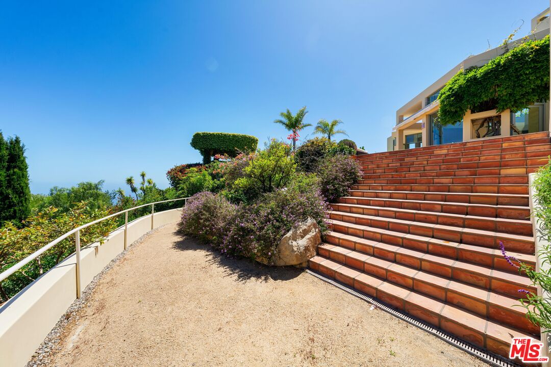Pacific Palisades, California, 90272, United States, 4 Bedrooms Bedrooms, ,2 BathroomsBathrooms,Residential,For Sale,1770890