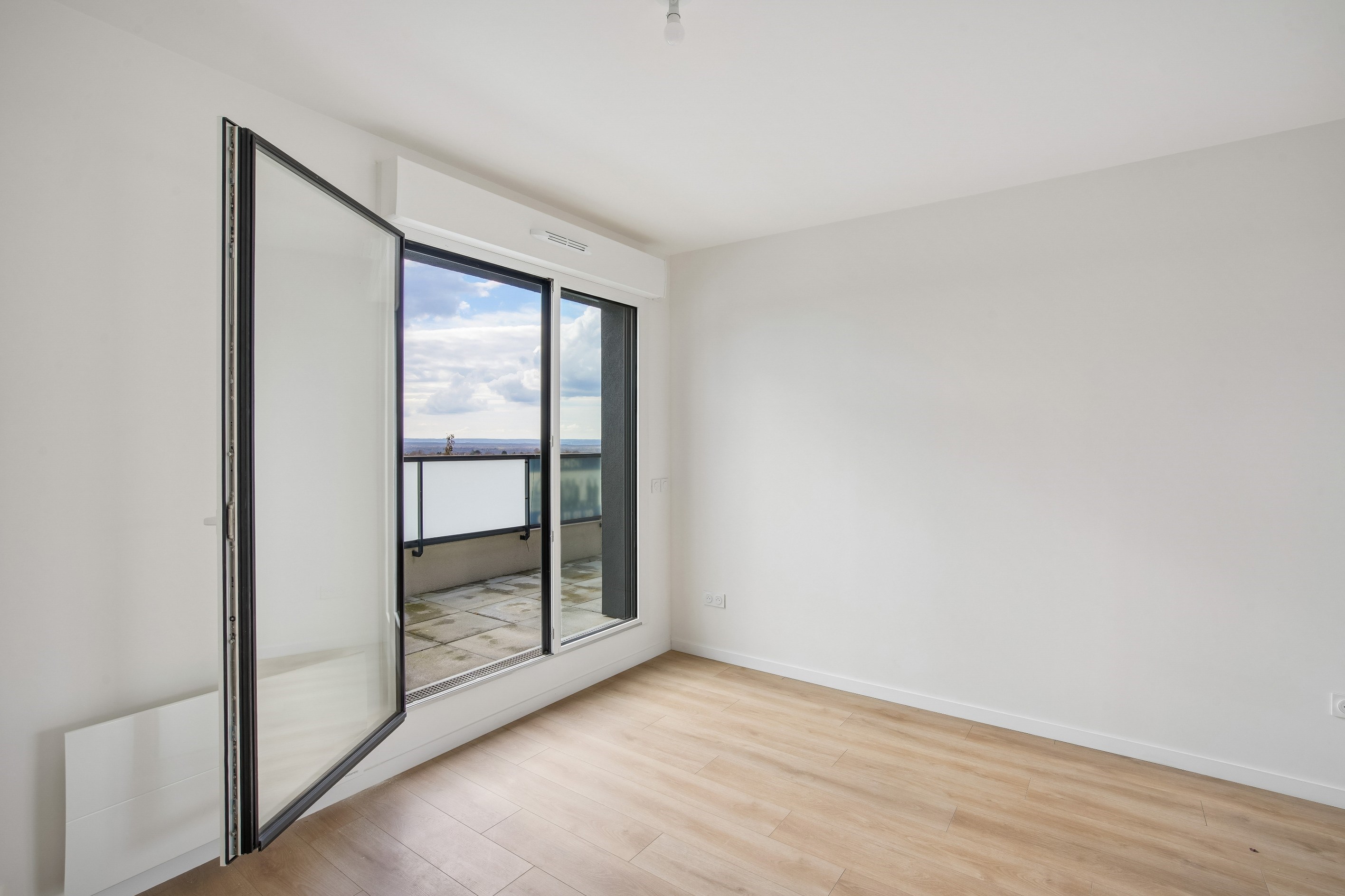  Bright Apartment with Open Views and Spacious Terrace - 物件實景