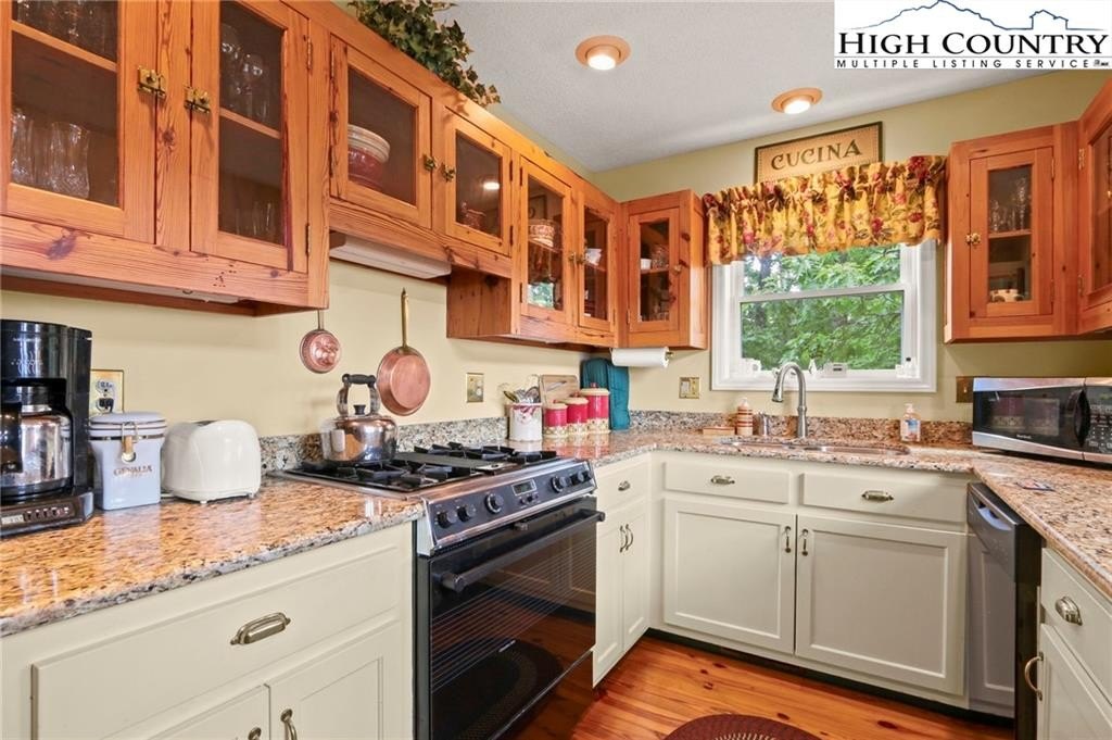 Boone, North Carolina, 28607, United States, 3 Bedrooms Bedrooms, ,3 BathroomsBathrooms,Residential,For Sale,1941298