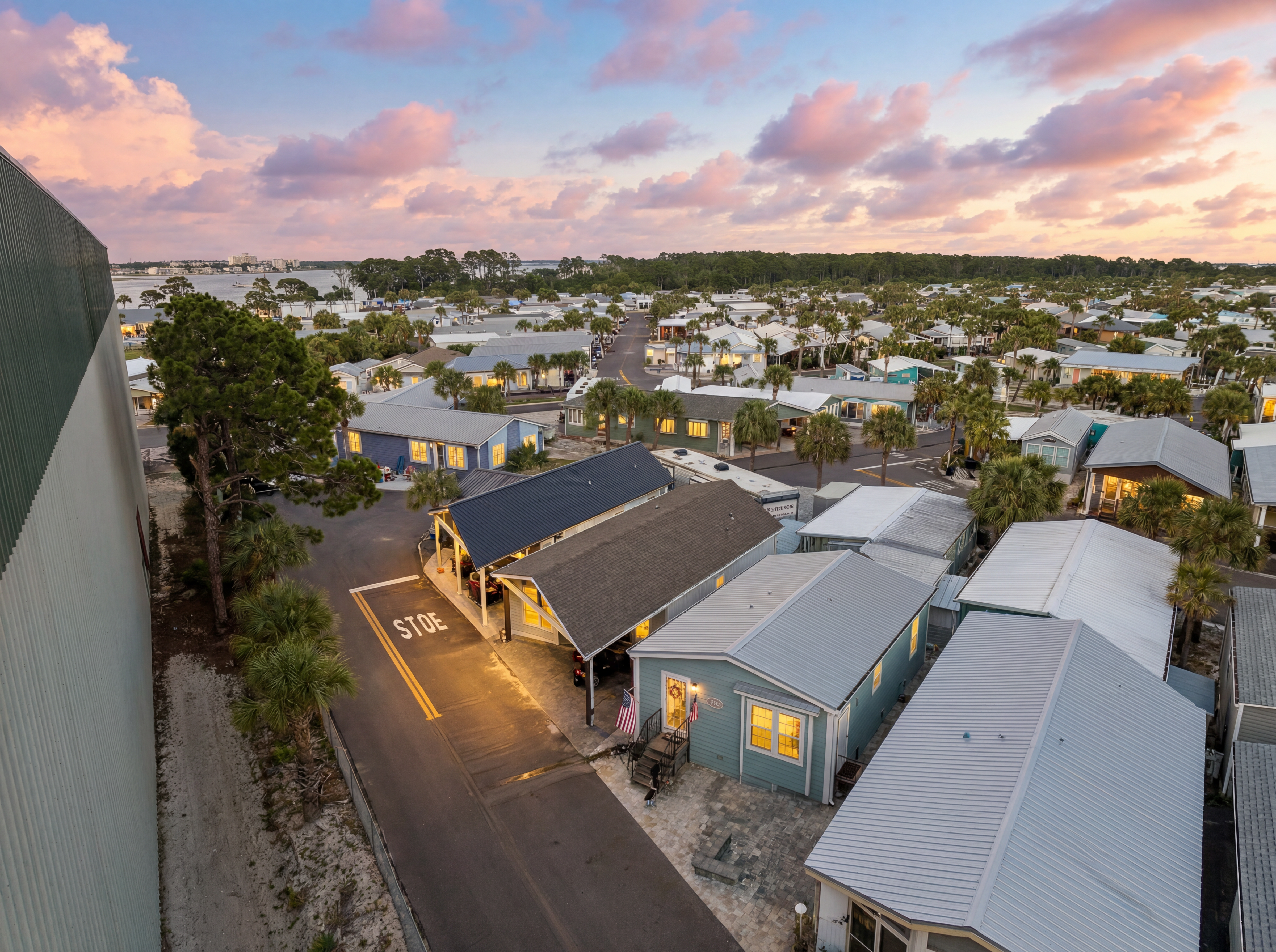  Turnkey Coastal Cottage With Resort Amenities In Gated Waterfront Community - 物件實景