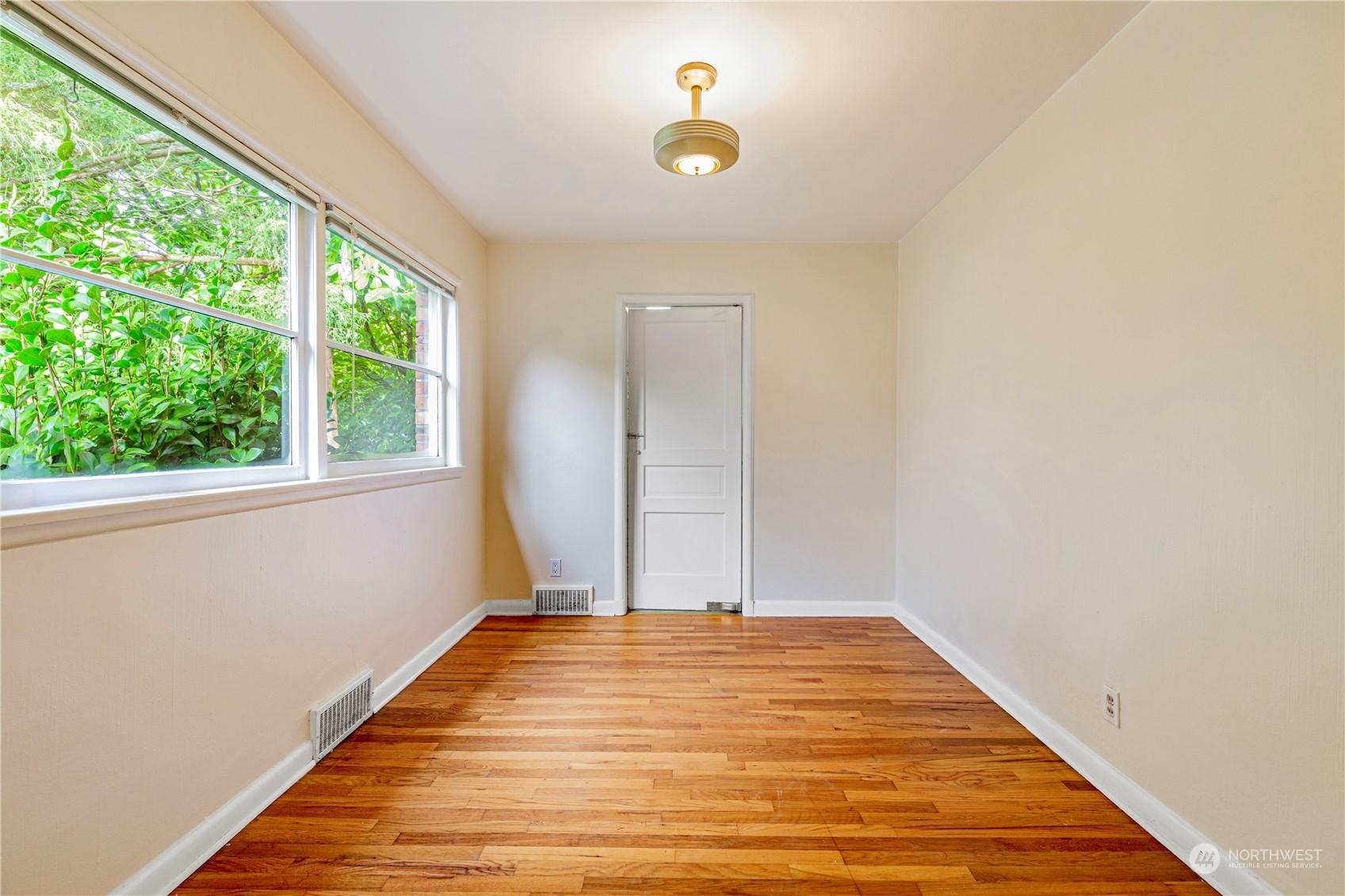 SEATTLE, Washington, 98199, United States, 2 Bedrooms Bedrooms, ,1 BathroomBathrooms,Residential,For Sale,1695948
