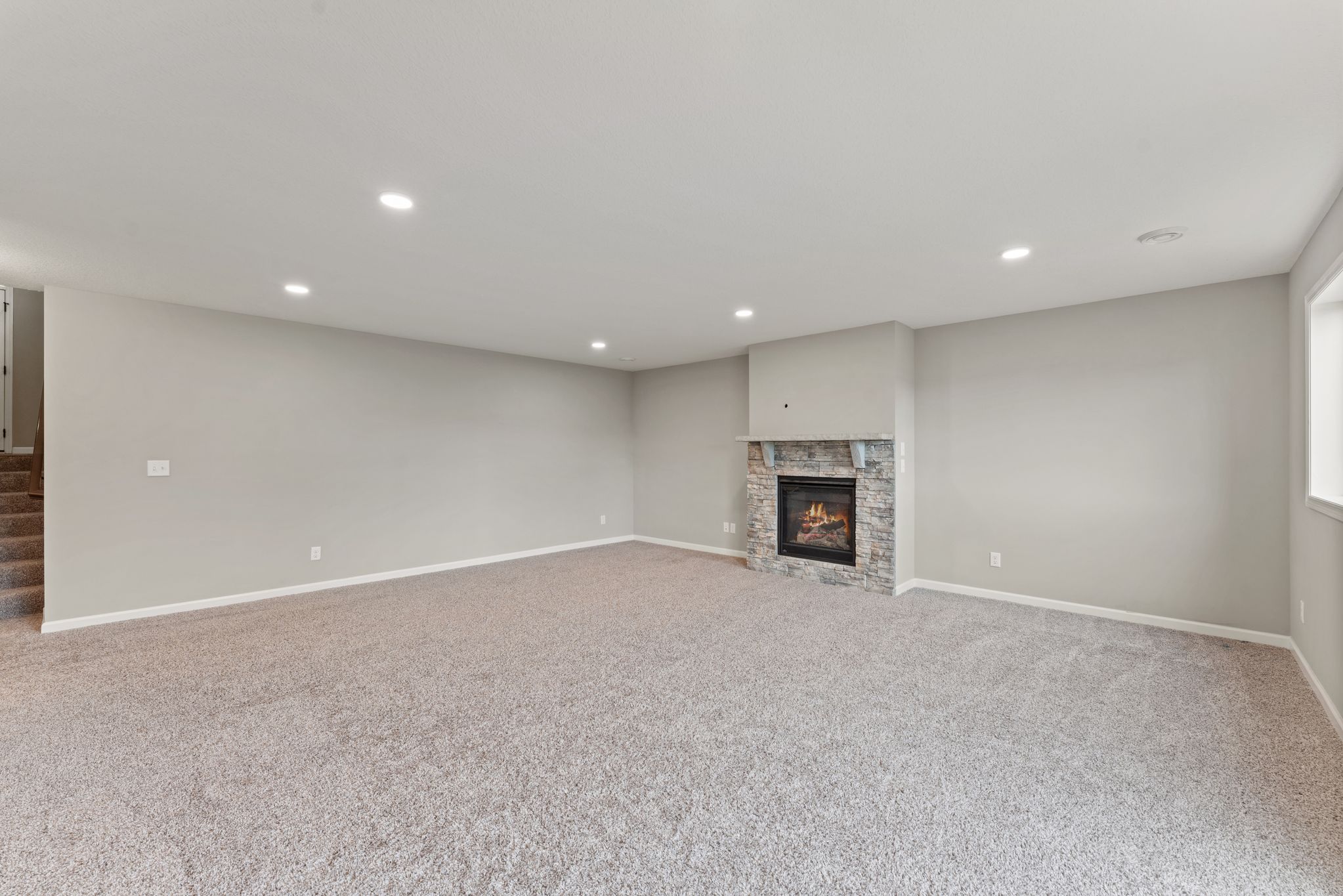  Spacious Walkout Living on a Prime Corner Lot - 物件實景
