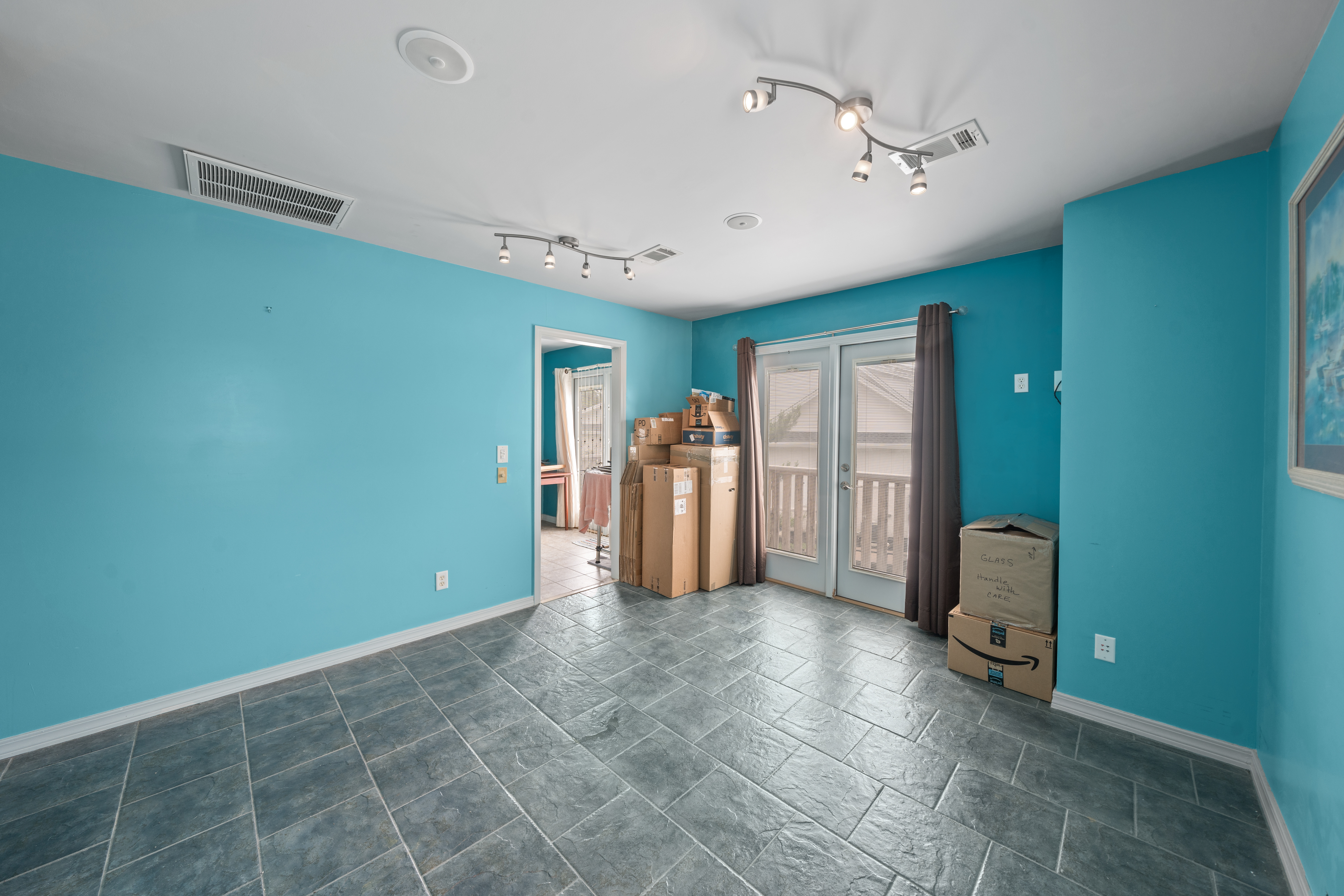  Spacious Three-Level Home With Detached Two-Car Carriage House - 物件實景