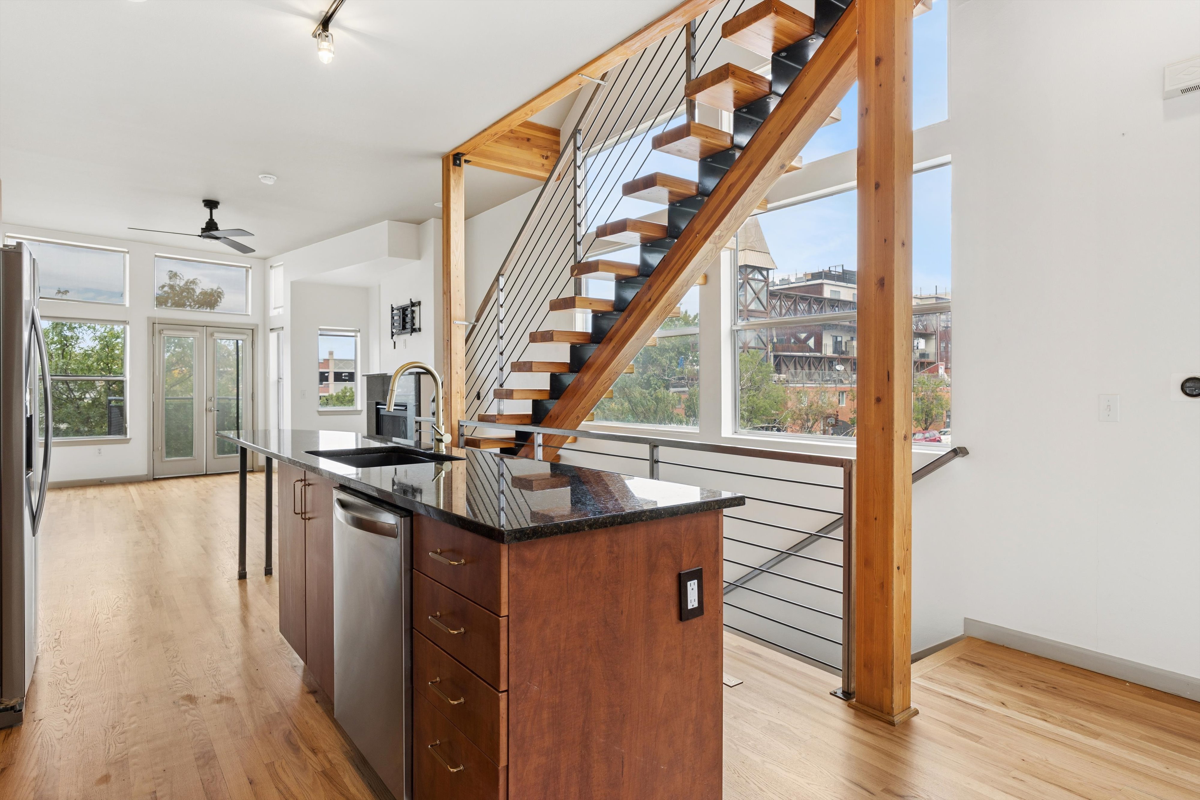  Beautifully updated end-unit offers exceptional natural light & abundant windows - 物件實景