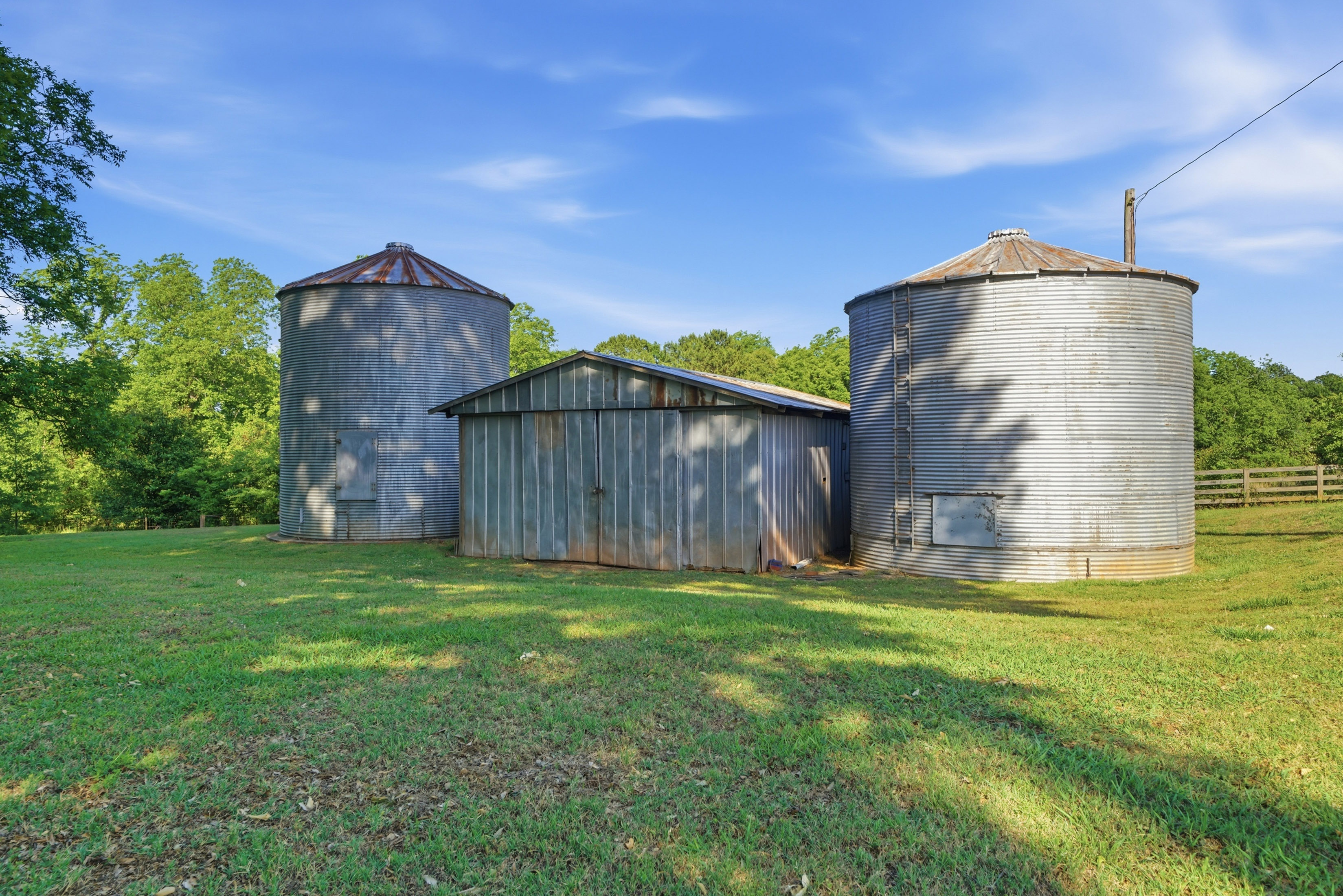  Beautifully Updated Farmhouse, Perfectly Situated on Five Acres - 物件實景