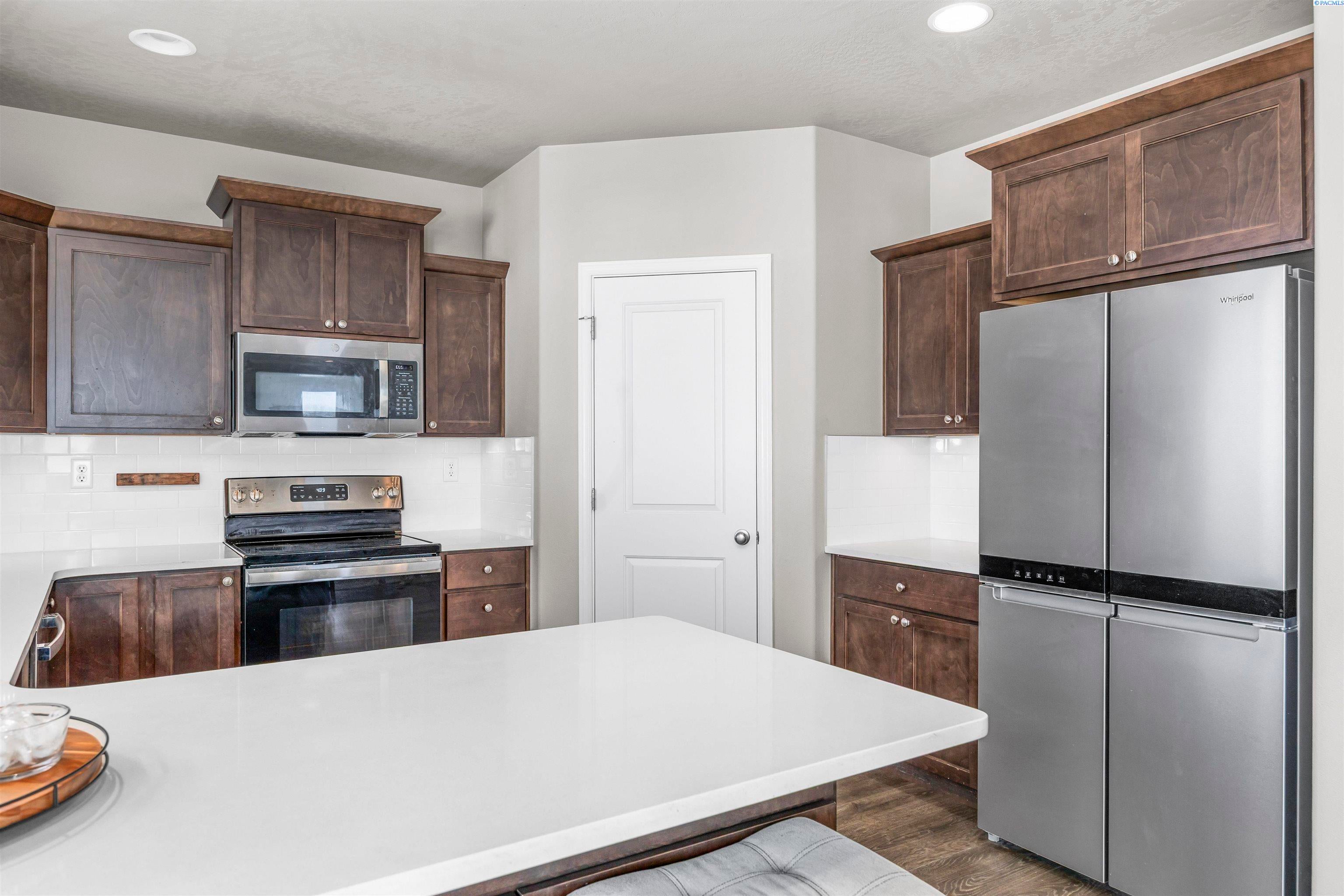 Kennewick, Washington, 99338, United States, 5 Bedrooms Bedrooms, ,3 BathroomsBathrooms,Residential,For Sale,1914232