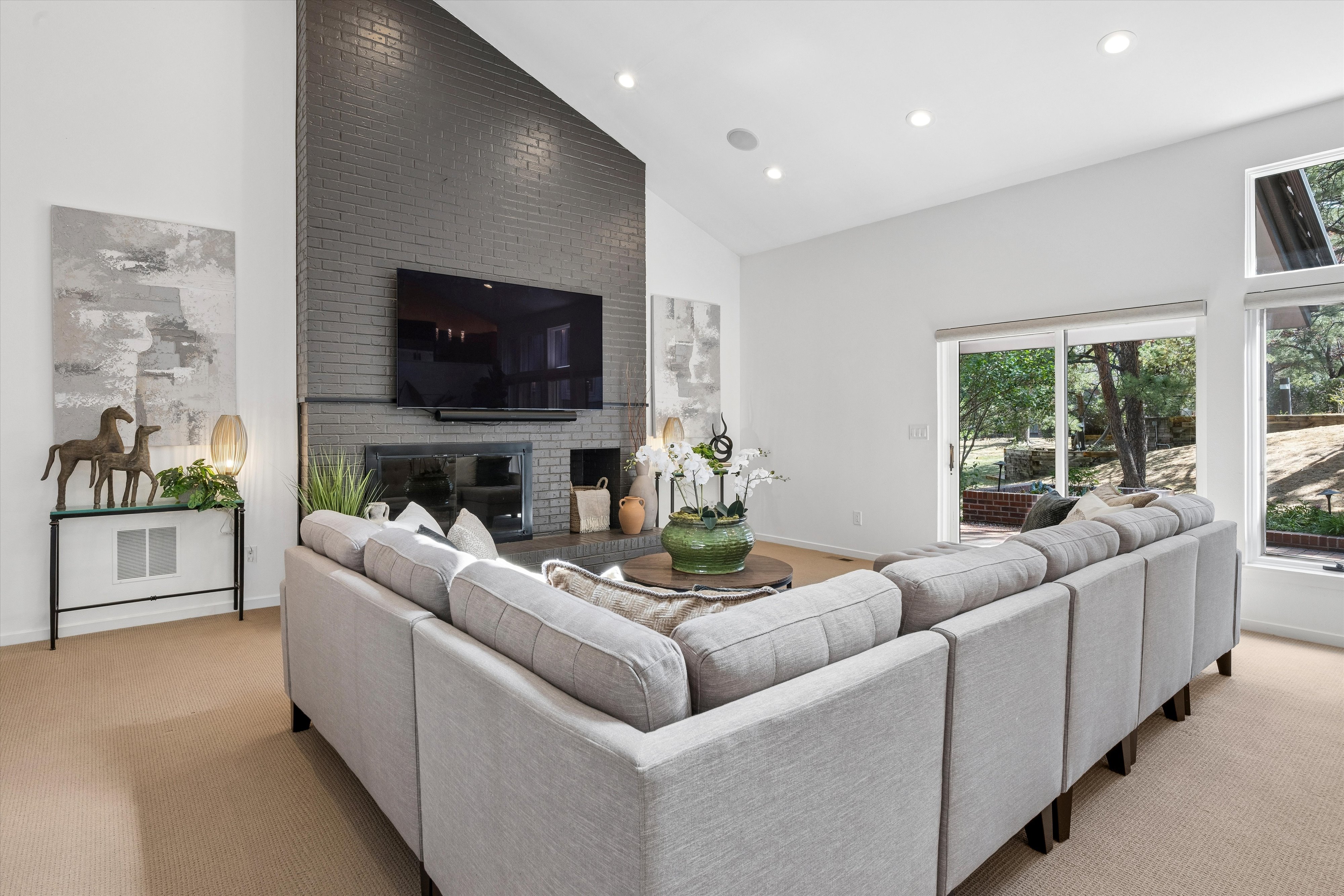  A Rare Offering: Five Bedrooms & Four Bathrooms Thoughtfully Designed Townhome - 物件實景
