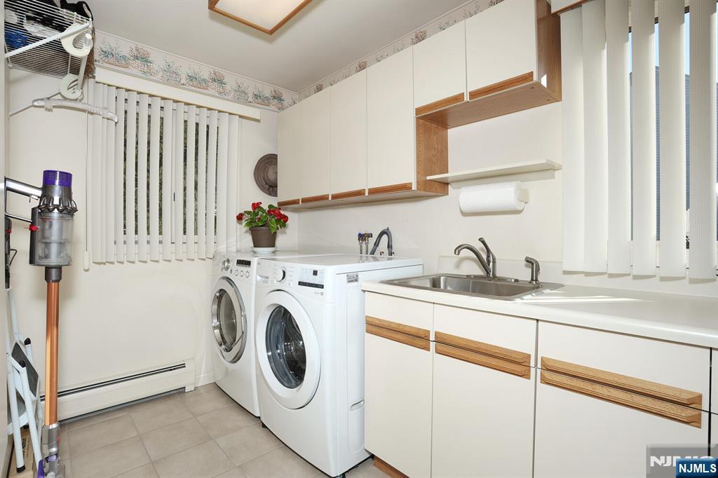 Paramus, New Jersey, 07652, United States, 5 Bedrooms Bedrooms, ,4 BathroomsBathrooms,Residential,For Sale,2001740