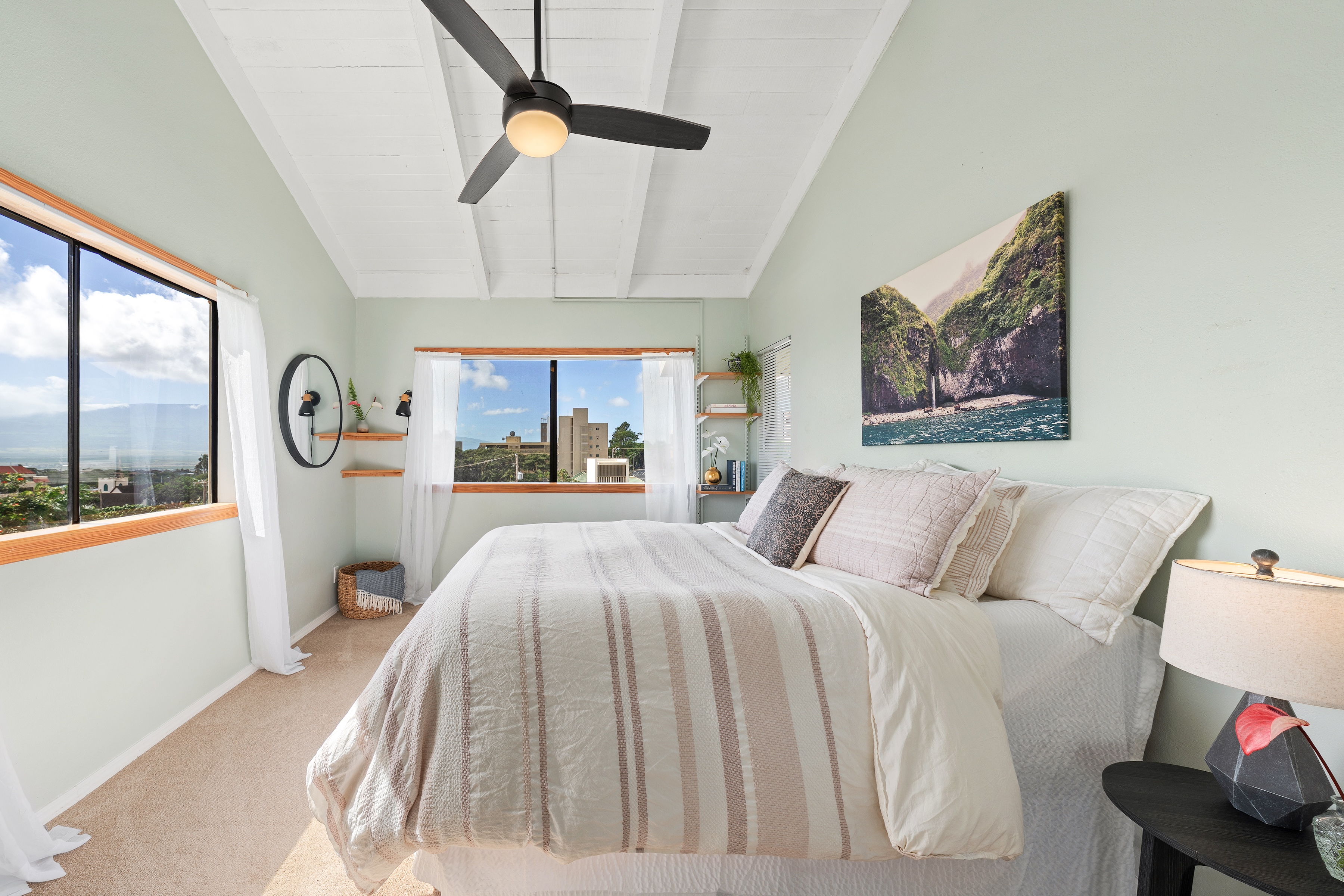  Centrally Located Living with Vaulted Ceilings and Views - 物件實景