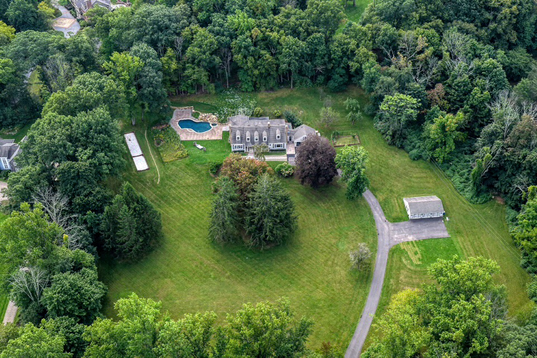 Updated Custom Colonial Home Brings Private Natural Setting Into Daily Life - 物件實景