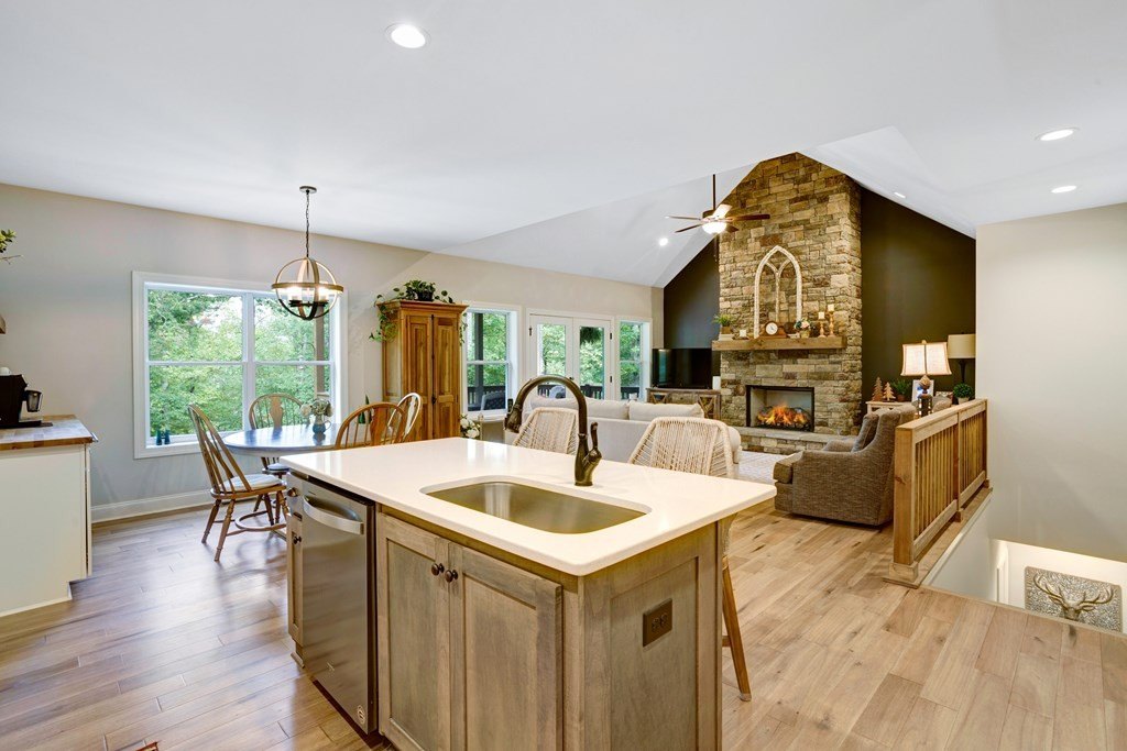 Hayesville, North Carolina, 28904, United States, 3 Bedrooms Bedrooms, ,3 BathroomsBathrooms,Residential,For Sale,1872419