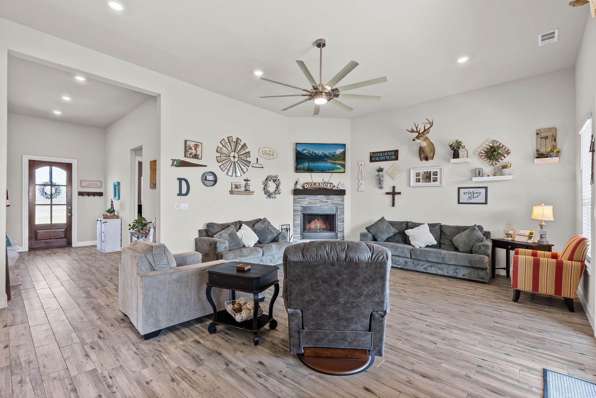 Leonard, Texas, 75452, United States, 4 Bedrooms Bedrooms, ,3 BathroomsBathrooms,Residential,For Sale,1980079