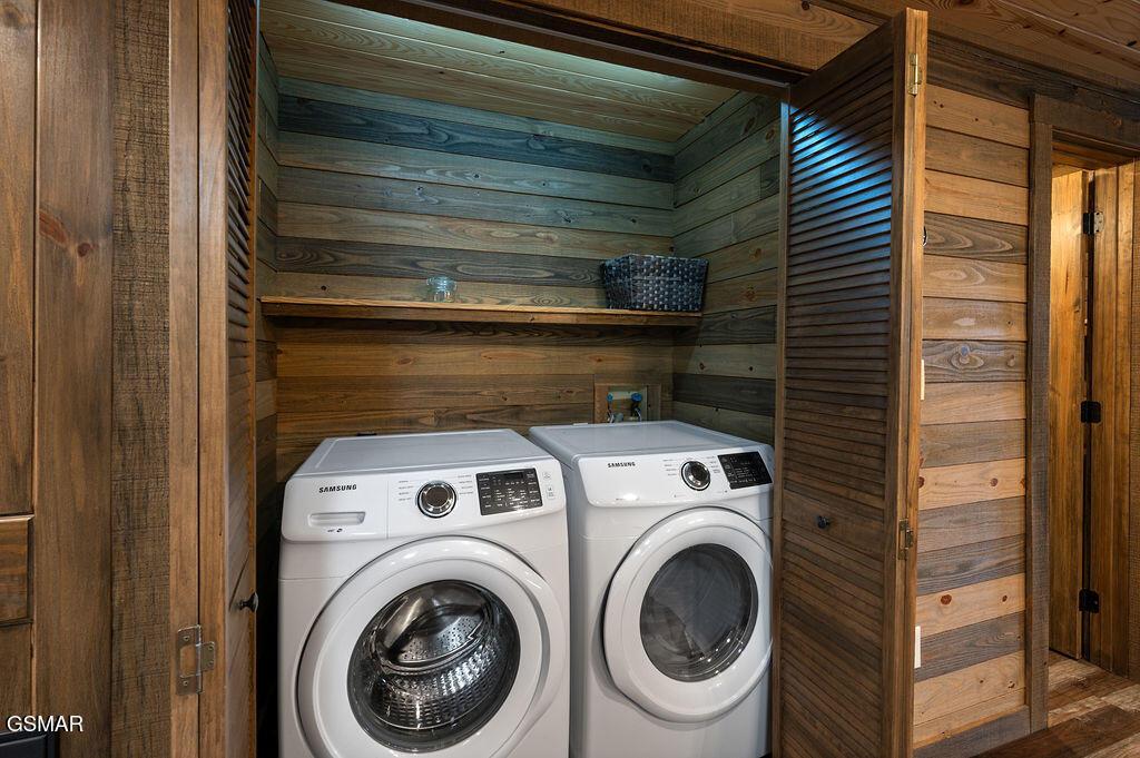 Sevierville, Tennessee, 37876, United States, 4 Bedrooms Bedrooms, ,6 BathroomsBathrooms,Residential,For Sale,2008845