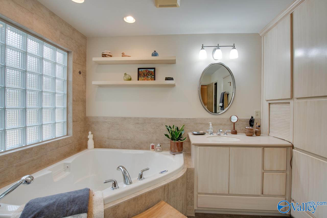 Huntsville, Alabama, 35802, United States, 4 Bedrooms Bedrooms, ,3 BathroomsBathrooms,Residential,For Sale,1996738