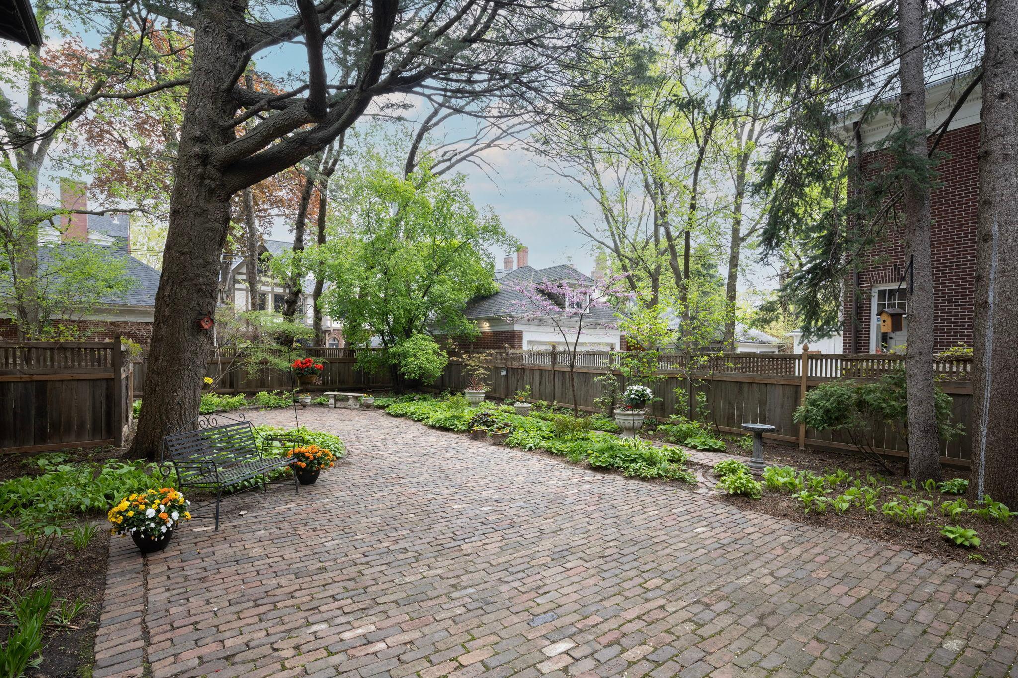 Minneapolis, Minnesota, 55403, United States, 3 Bedrooms Bedrooms, ,2 BathroomsBathrooms,Residential,For Sale,1714237