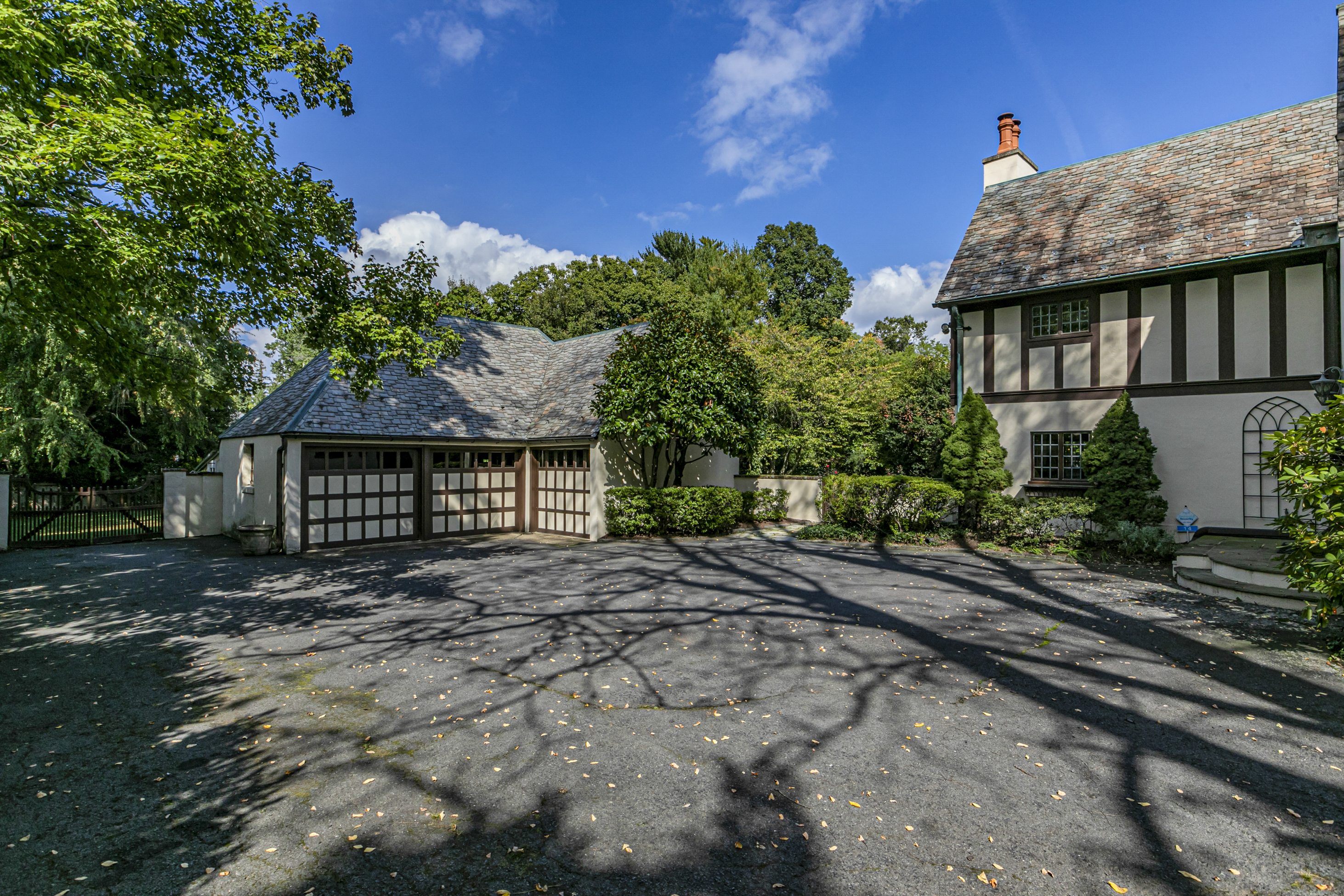  Modernized Tudor on a Magnificent Oversized Lot - 物件實景