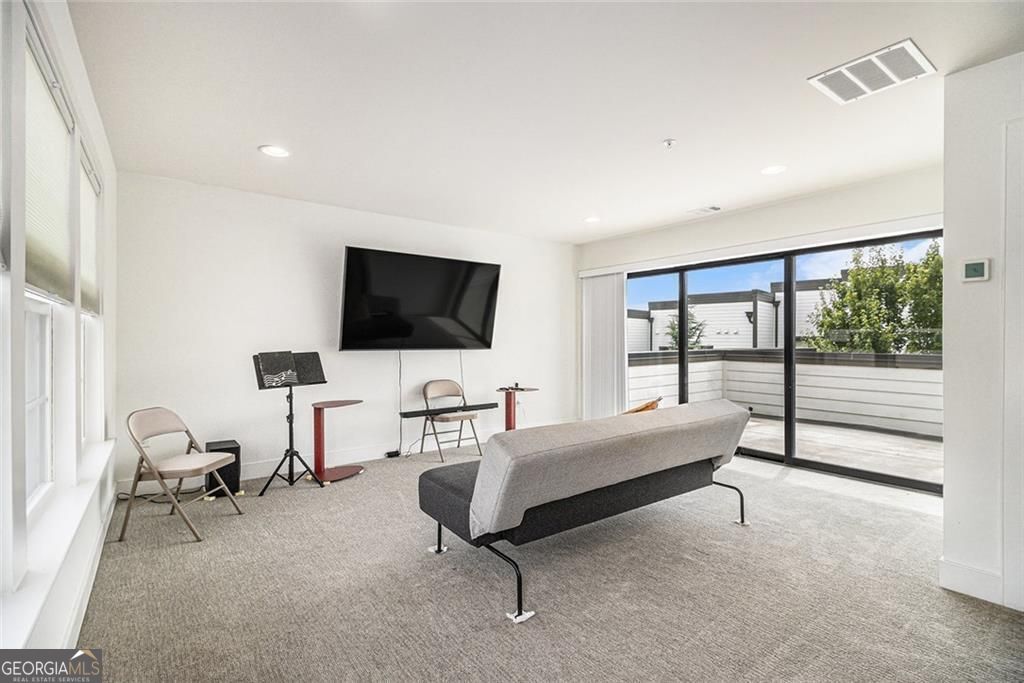 Atlanta, Georgia, 30324, United States, 4 Bedrooms Bedrooms, ,5 BathroomsBathrooms,Residential,For Sale,1909913