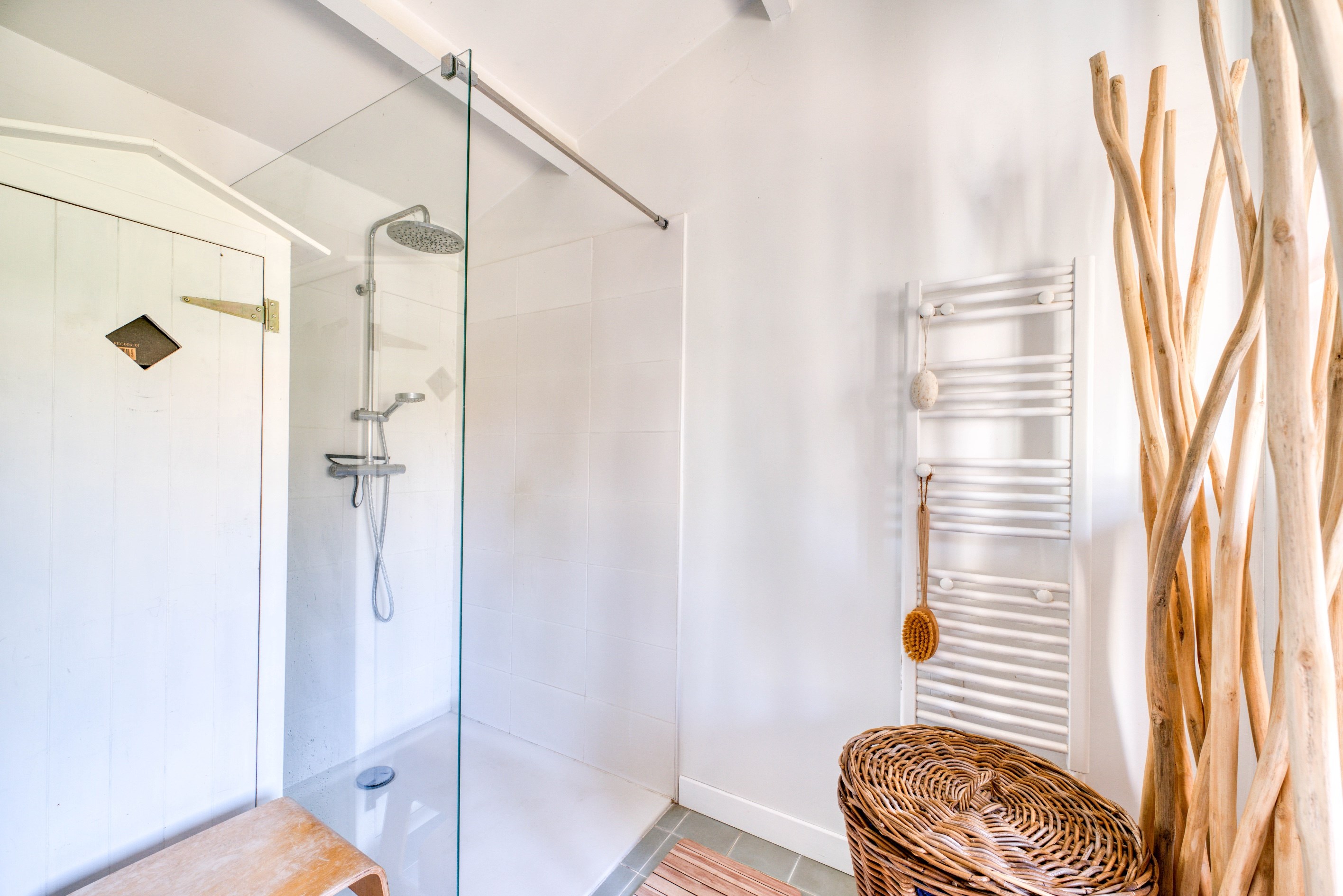  SMALL LONGERE IN THE HEART OF CHASSIRON VILLAGE St DENIS D