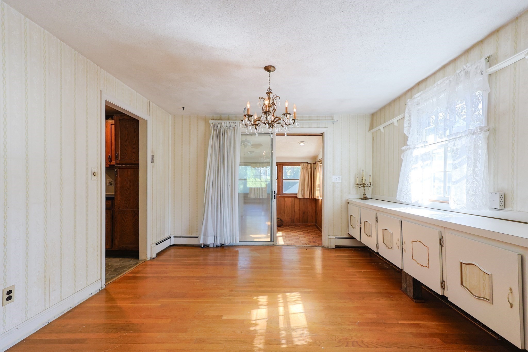 Reading, Massachusetts, 01867, United States, 3 Bedrooms Bedrooms, ,1 BathroomBathrooms,Residential,For Sale,1979486